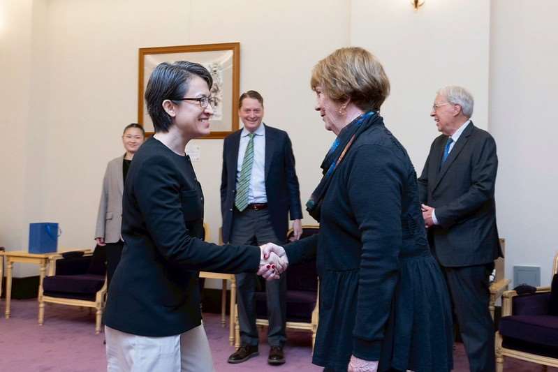 「全米外交政策委員会（NCAFP）」のスーザン・エリオット（Susan M. Elliott）会長（右）と握手を交わす蕭美琴・副総統（左）。