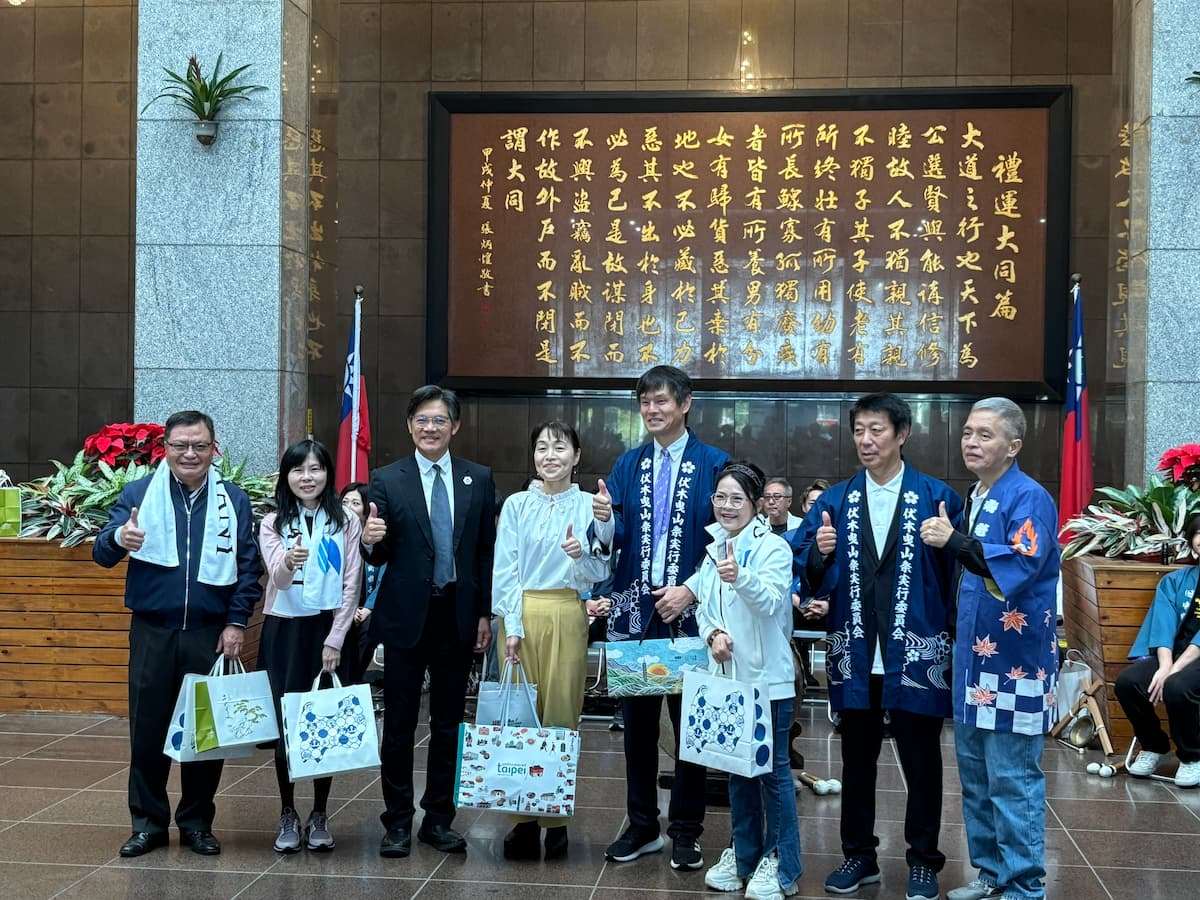 12/10午前に台北市政府（市役所）を表敬訪問し、お囃子のパフォーマンスを披露した伏木曳山祭実行委員会のみなさん。