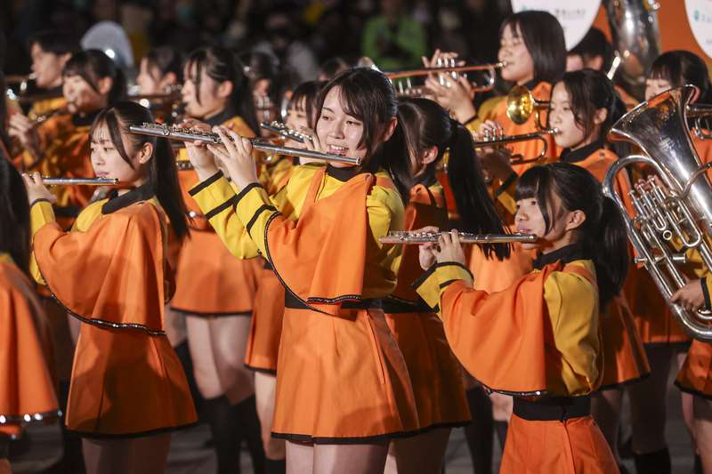 オレンジの悪魔」と「エメラルドナイツ」 台湾で初めて“街頭で夢の共演