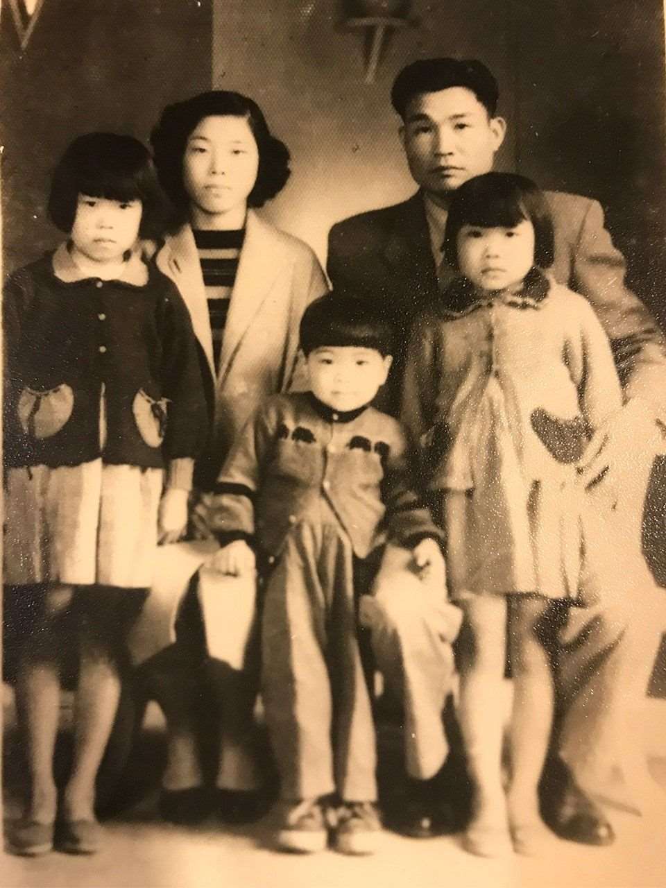 來自台灣雲林的王水練（右上）一家人在雲林拍攝的全家福，左邊為雪美，中間為廣智。(鄭仲嵐攝)