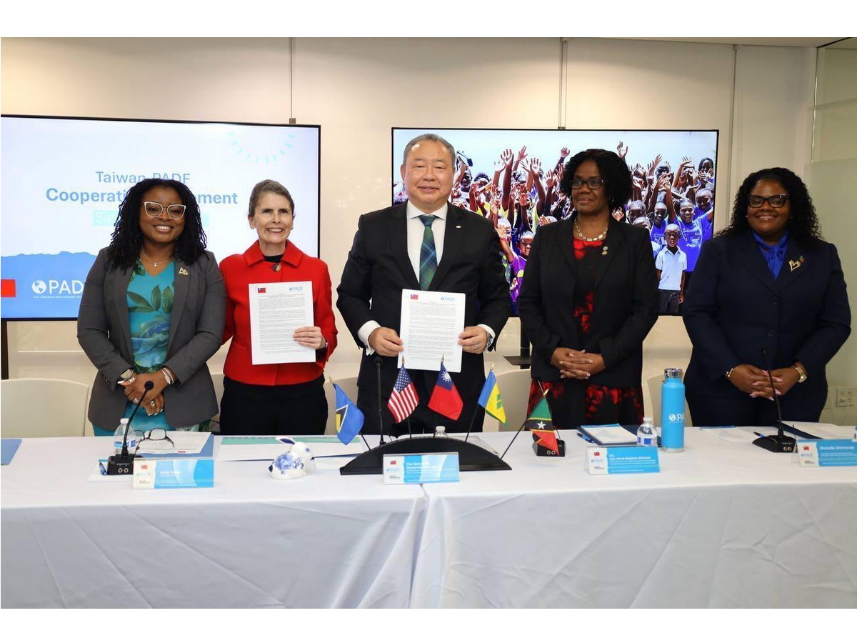 台灣與泛美發展基金會簽署合作協定，圖為駐美代表俞大㵢(中)、該基金會執行長(Katie Taylor，左二)以及三聖友邦出席代表 (外交部提供)