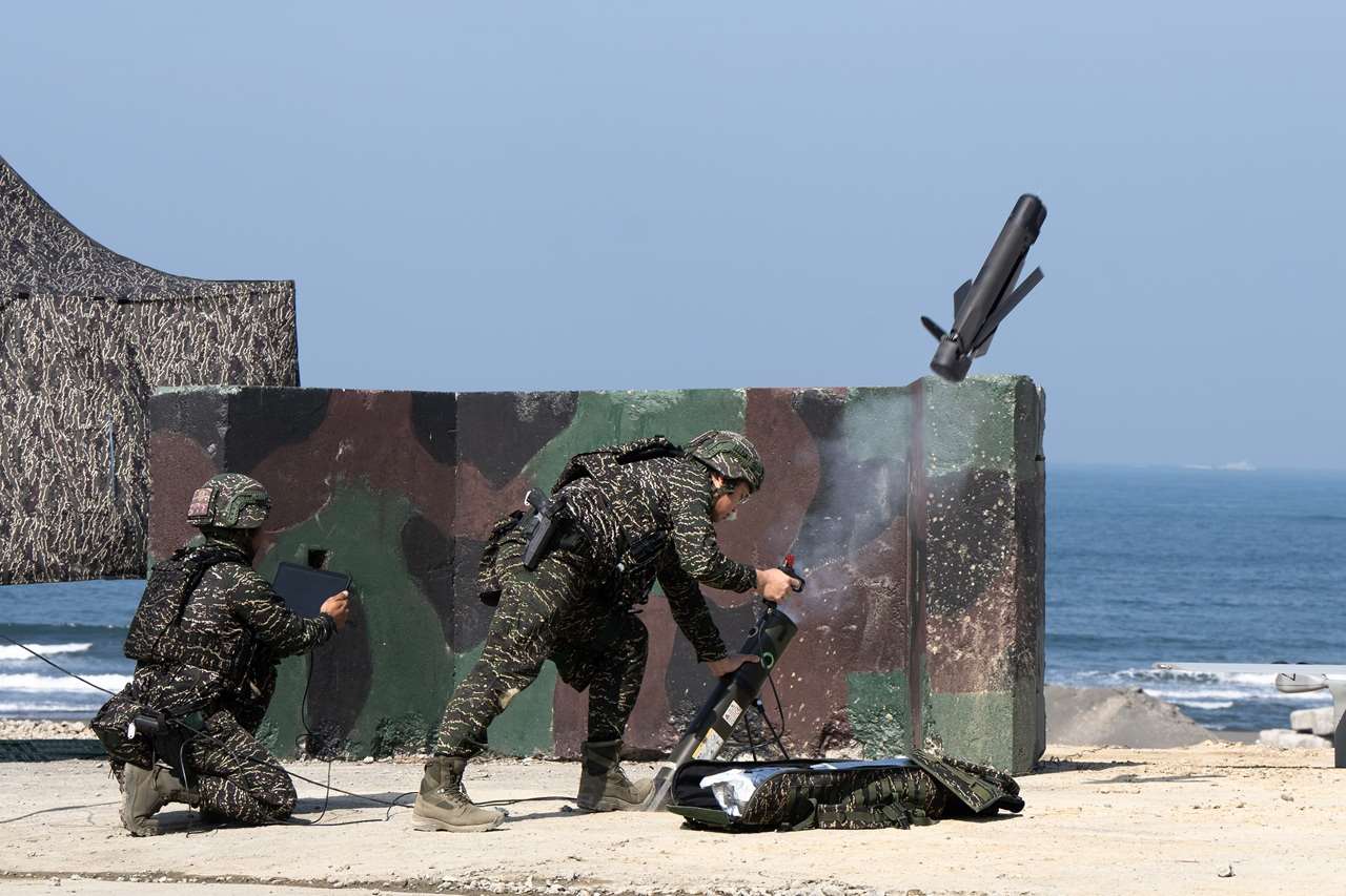 陸戰隊發射由中科院研製的「攻擊型無人機」，但卻意外墜地。(楊仁翔 攝)