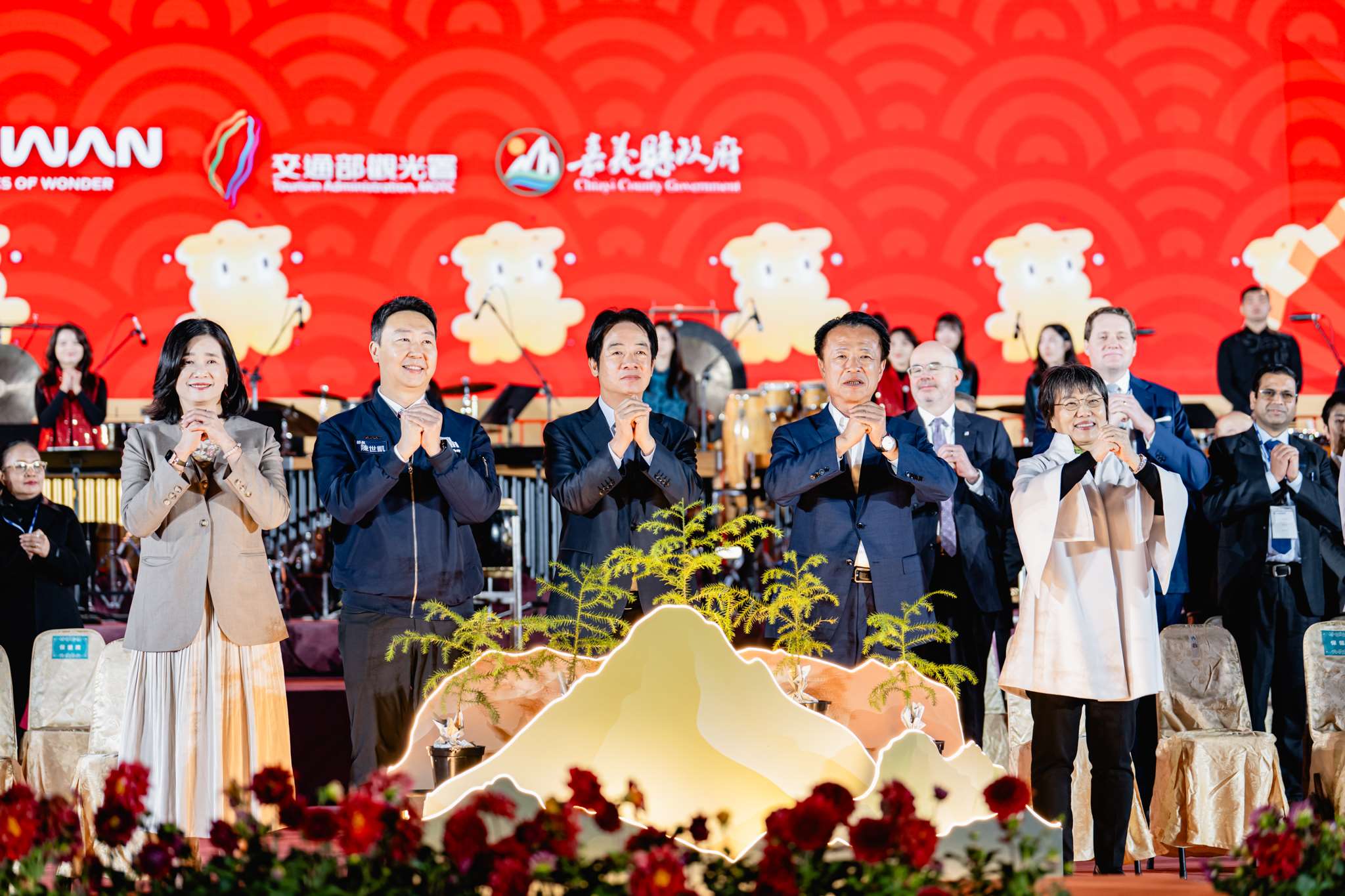 賴清德總統(中)、交通部長陳世凱(中左)以及嘉義縣長翁章梁(中右)於3日元宵夜共同為「2026台灣燈會」主持開燈典禮。 (觀光署提供)