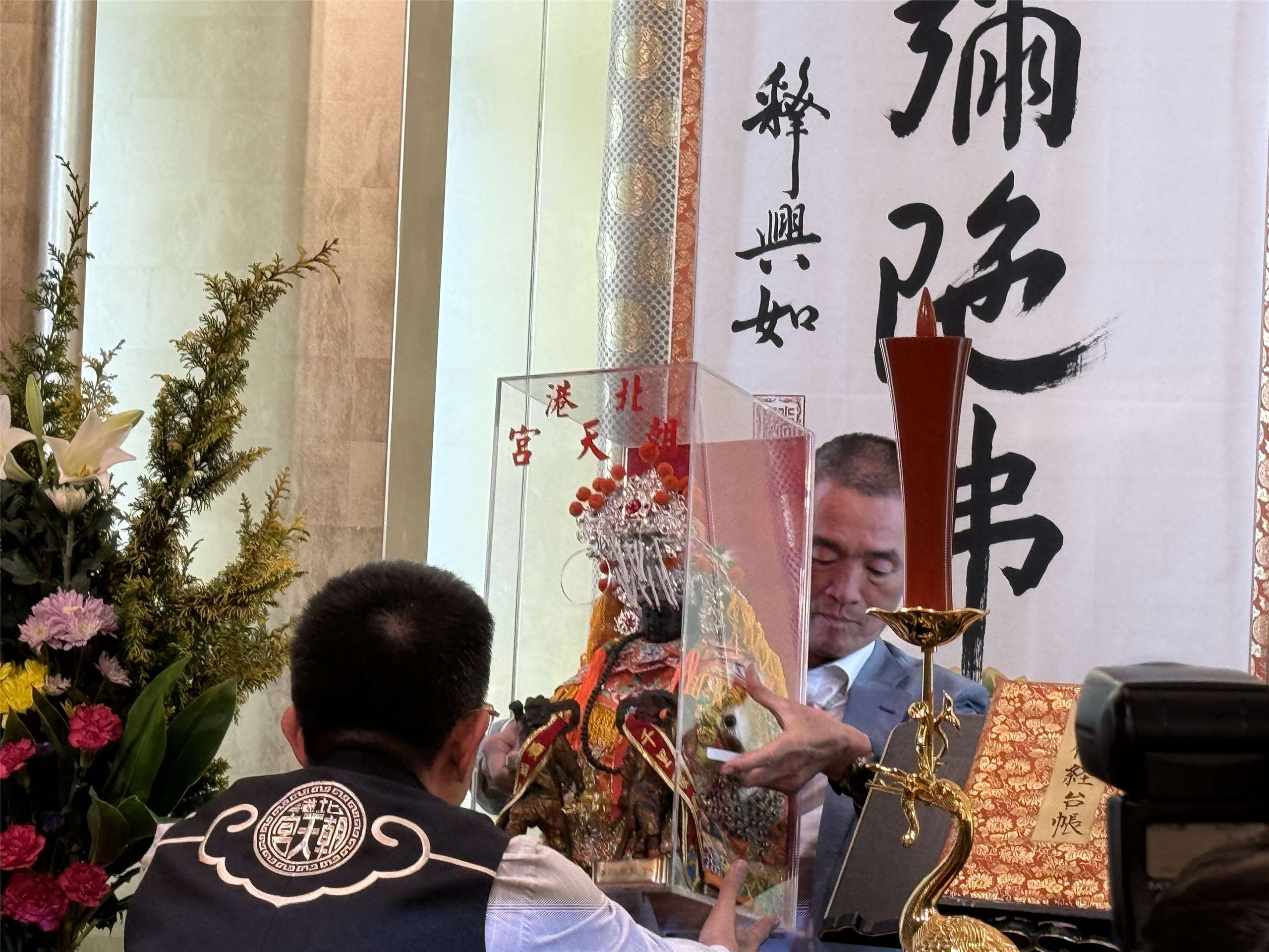 媽祖神尊首次安放牛久大佛大殿，董事長蔡咏鍀親自調整位置（鄭仲嵐攝）