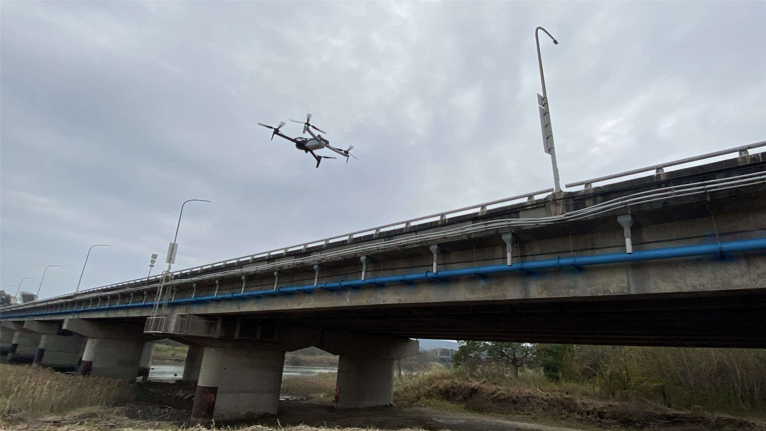 公路局橋檢廠商操作無人機AI智慧橋檢實況。(吳琍君 攝)