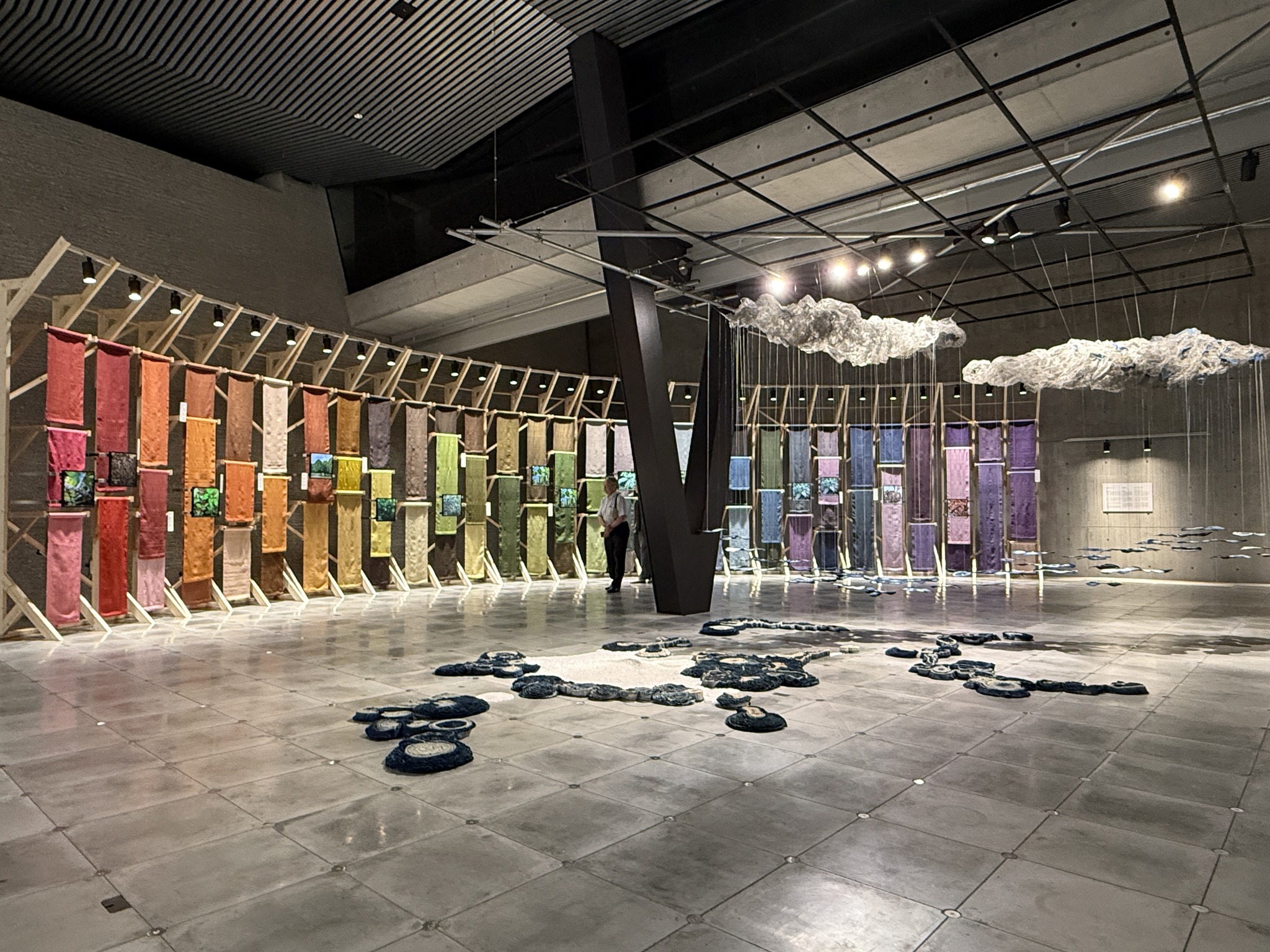 現場出展的《台灣色譜》，上頭有小型螢幕說明，方便觀者理解是何種植物（鄭仲嵐攝）