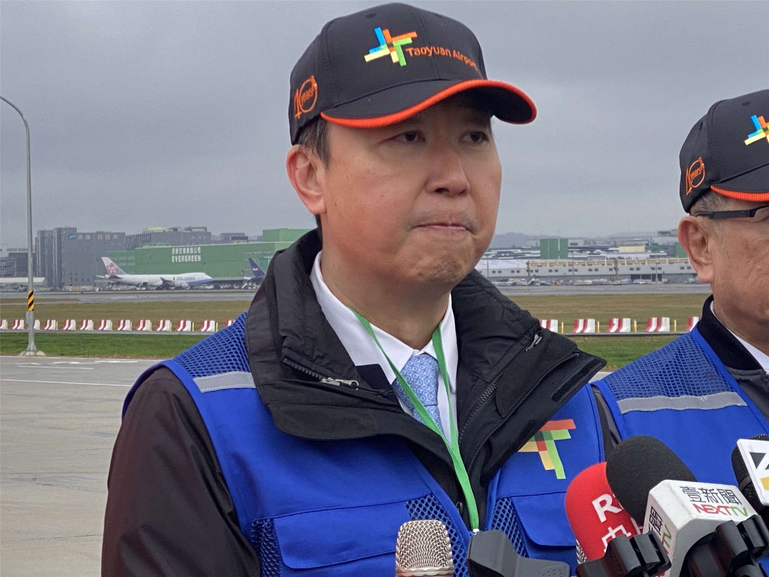 交通部長陳世凱受訪說明桃機第三跑道臨時過夜機坪啟用後的效益。(吳琍君 攝)