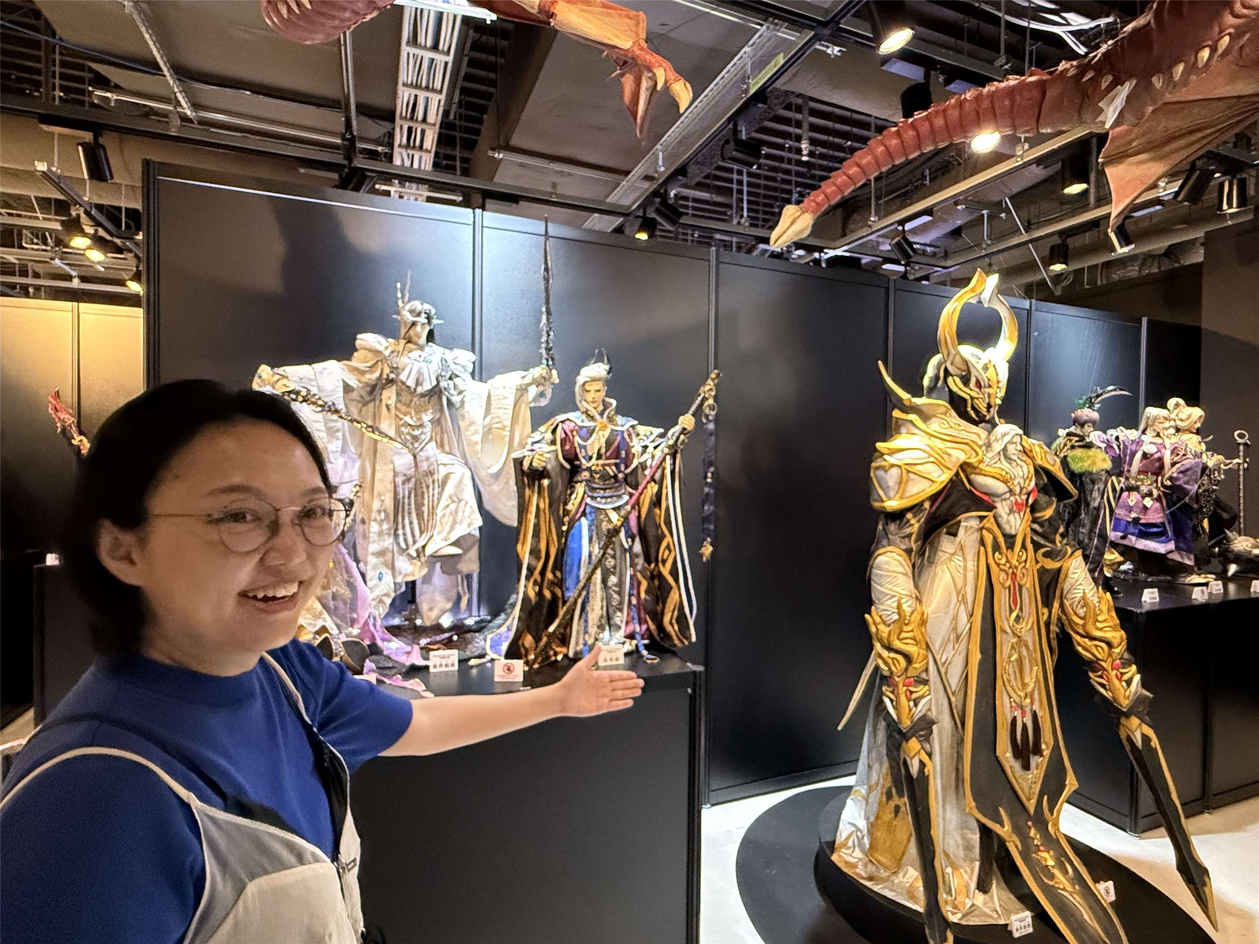 黃政嘉向央廣表示，許多人偶都是精心製作，光是重量就有達到20多公斤，這次也從台灣特地運來展覽。(鄭仲嵐攝影)