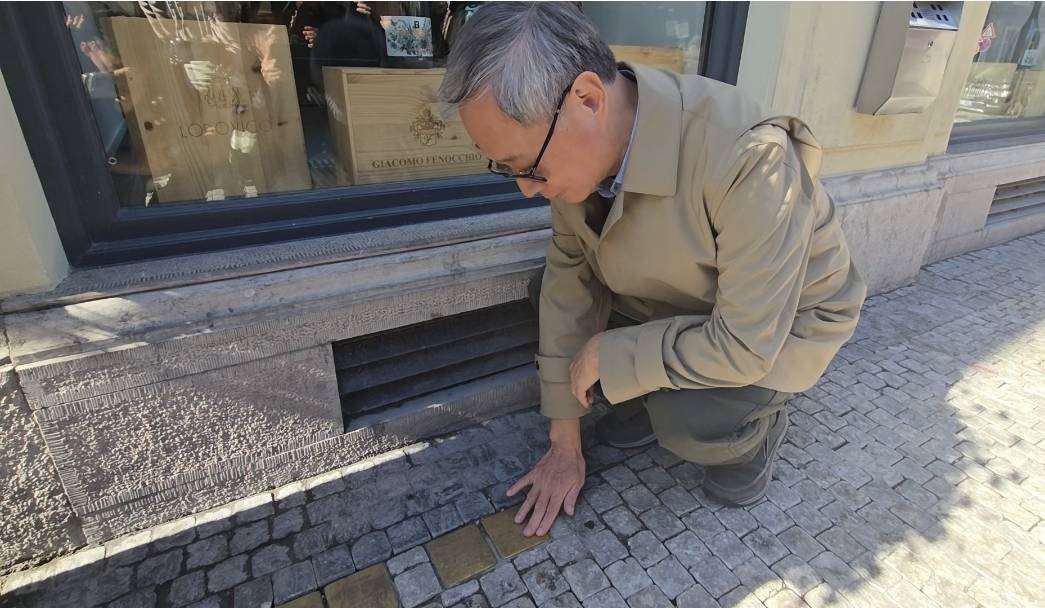 李遠在布拉格街頭上看見紀念納粹時期被殺的猶太受難者紀念「絆腳石」銅塊,表示這樣的不義遺址紀念碑形式非常有啟發性。(江昭倫 攝)