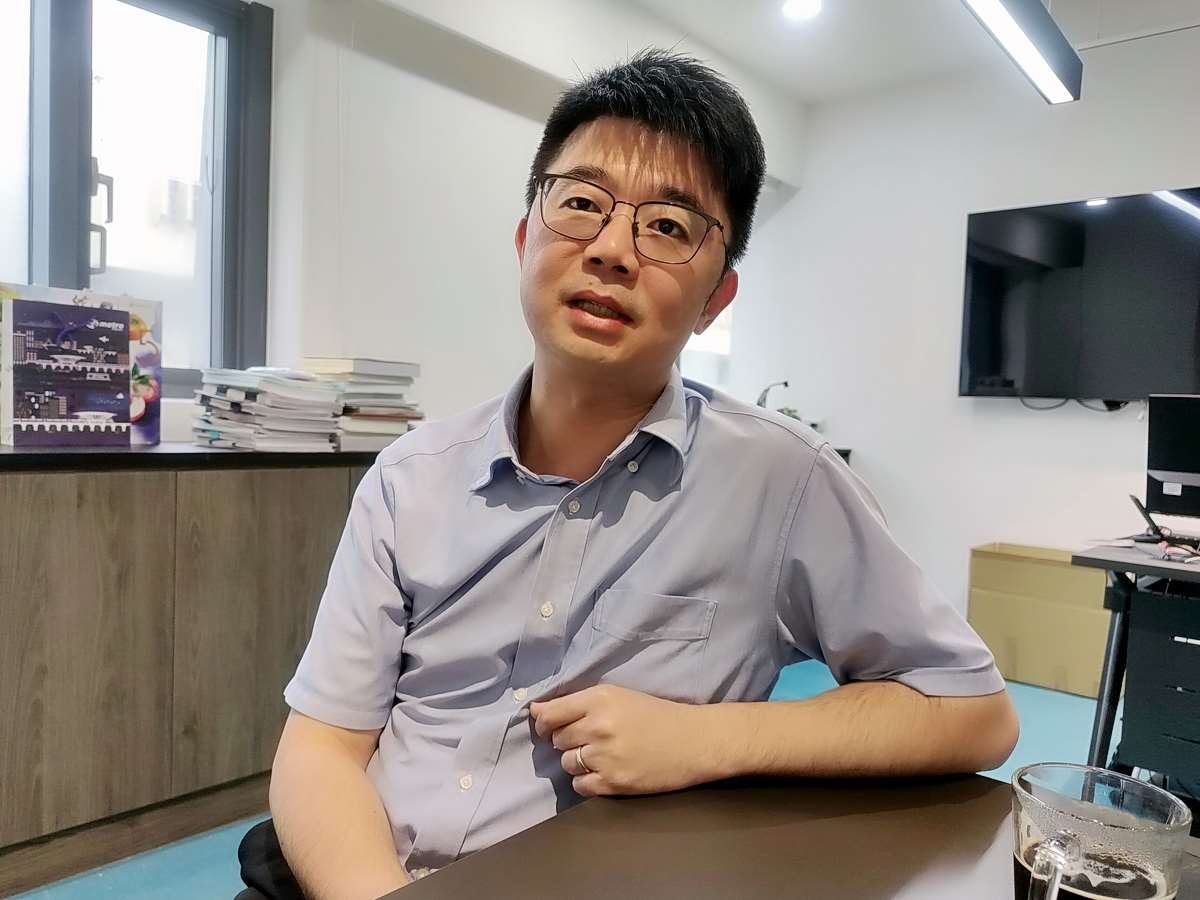 桃園市政府新聞處長羅楚東表示,桃園市長張善政有多項全台首創政策,且很多市政工作都在持續推進 (央廣記者王照坤 攝)