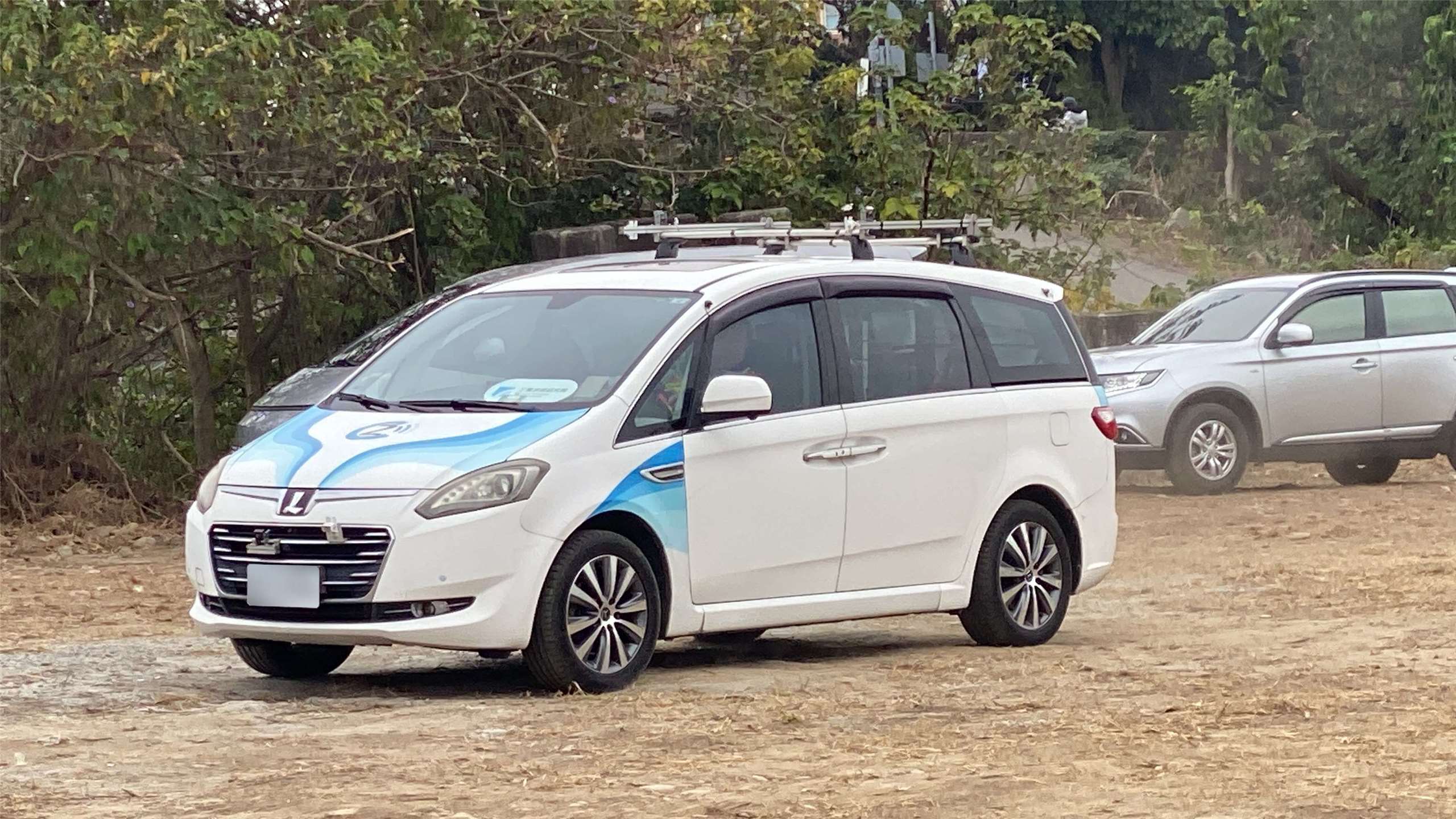 AI智慧橋檢車是在車身外裝設5組攝影鏡頭，對準橋面的前、後、左、右與下方路面，並將電腦主機安裝在車輛後座，車上除了一名司機，還有一名檢測人員監看車子行經的橋面影像。(吳琍君 攝)