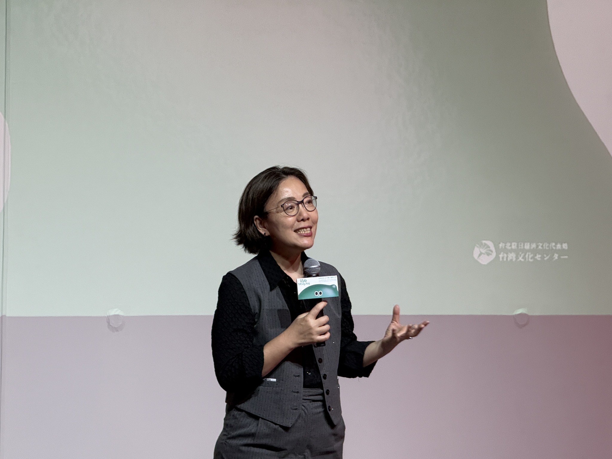 台灣文化部政務次長王時思對央廣表示，展覽是以科技為背景，但也加入傳統文化，並以數位輔佐來呈現其細項（鄭仲嵐攝）