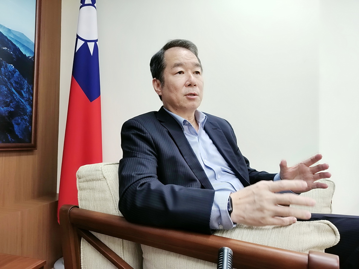 時任領務局長何震寰主動騰手處理局長任期內根本不可能碰到的問題 (央廣記者王照坤 攝)