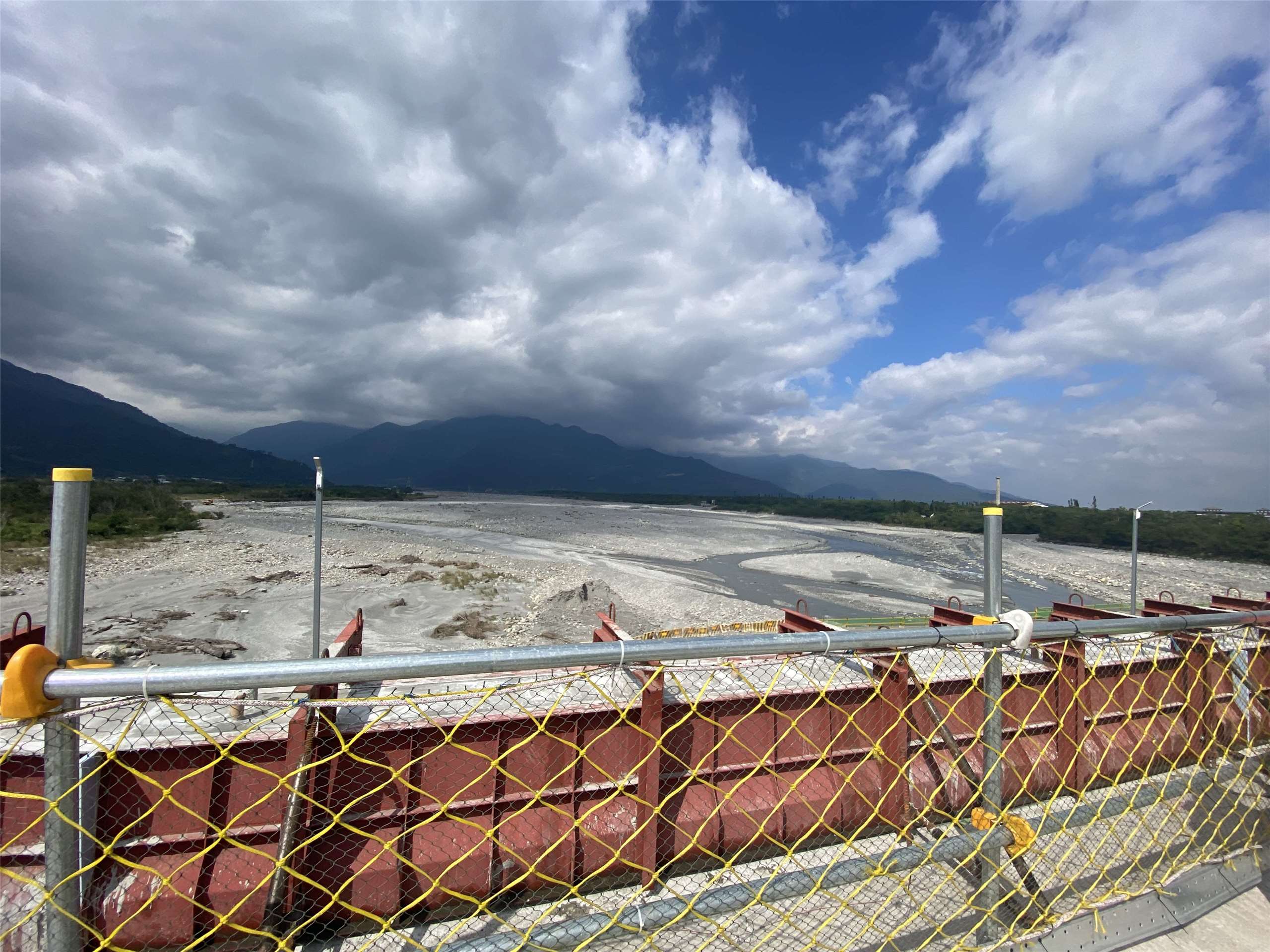 站在新池上大橋工區即可遠眺卑南溪與中央山脈的山雲變幻。(吳琍君 攝)