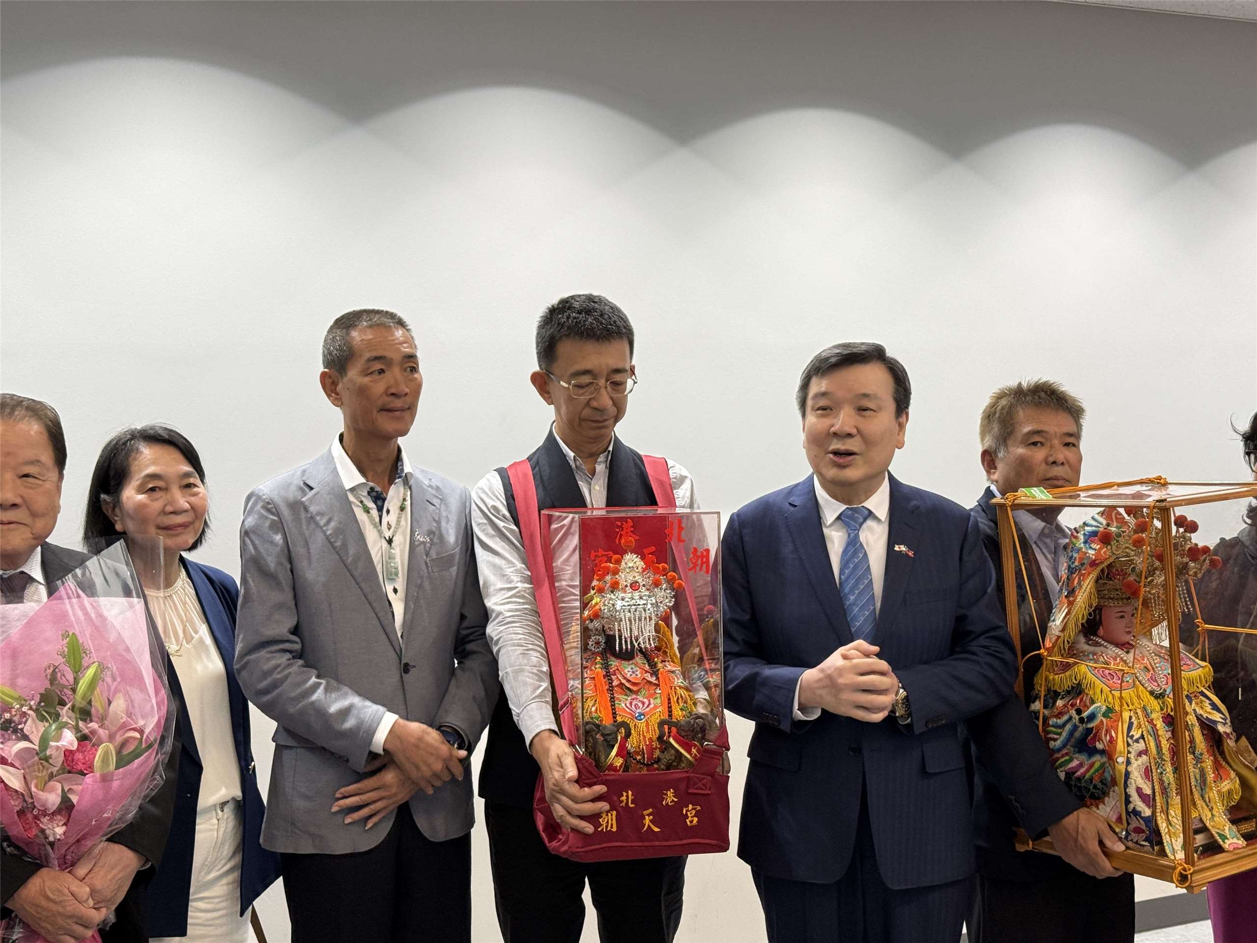 媽祖神尊首次東渡日本，駐日代表李逸洋(右二)致詞表達感謝(鄭仲嵐攝)