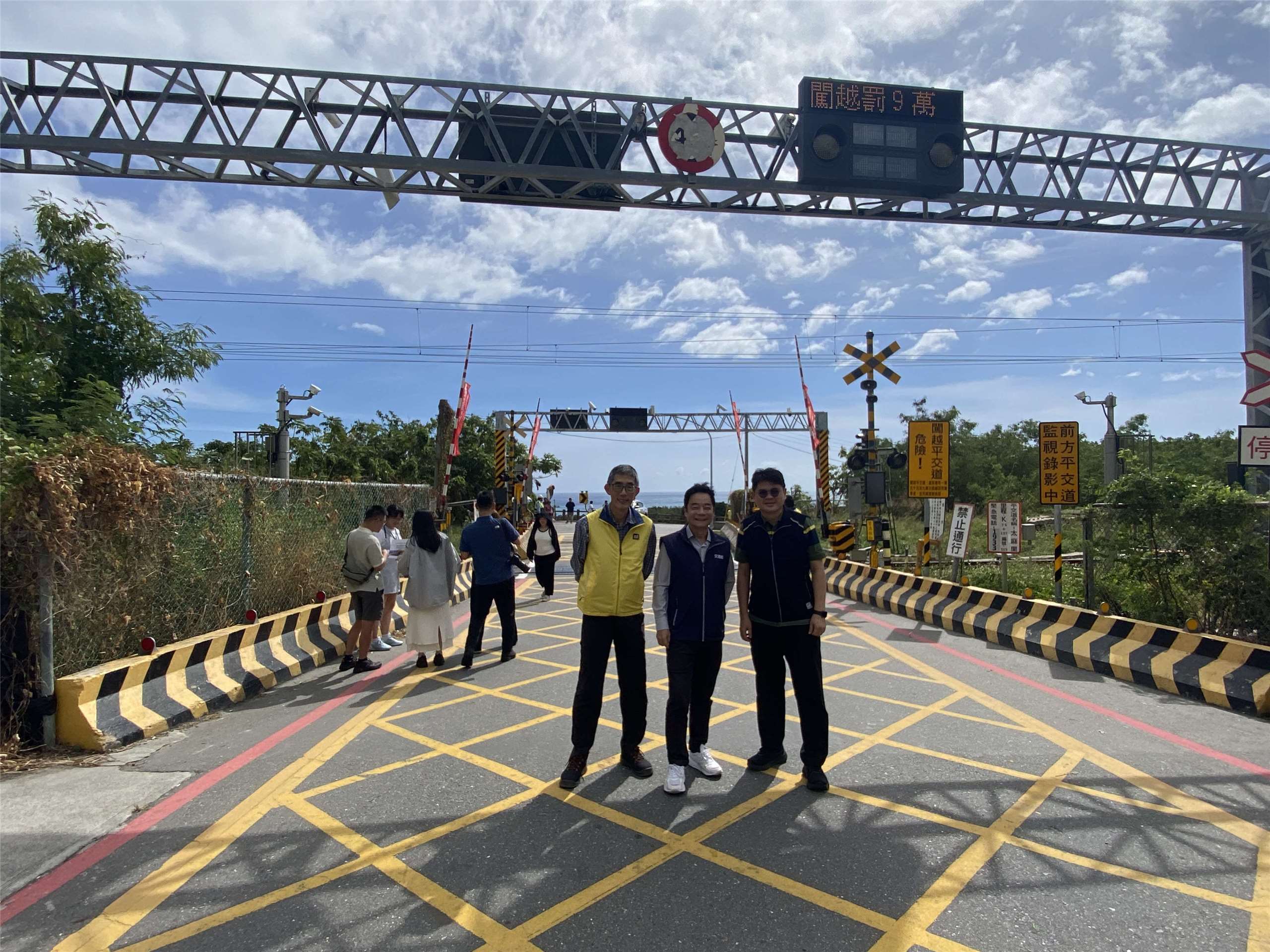 太麻里站旁有類似日本動漫「灌籃高手」主角櫻木花道在臨海平交道前看見赤木晴子的場景，成為旅客打卡的熱點。交通部政次伍勝園(中)也在鐵道局長楊正君(右)和鐵道局東部工程分局長黃鳳岡(左)陪同下合影留念。(吳琍君 攝)