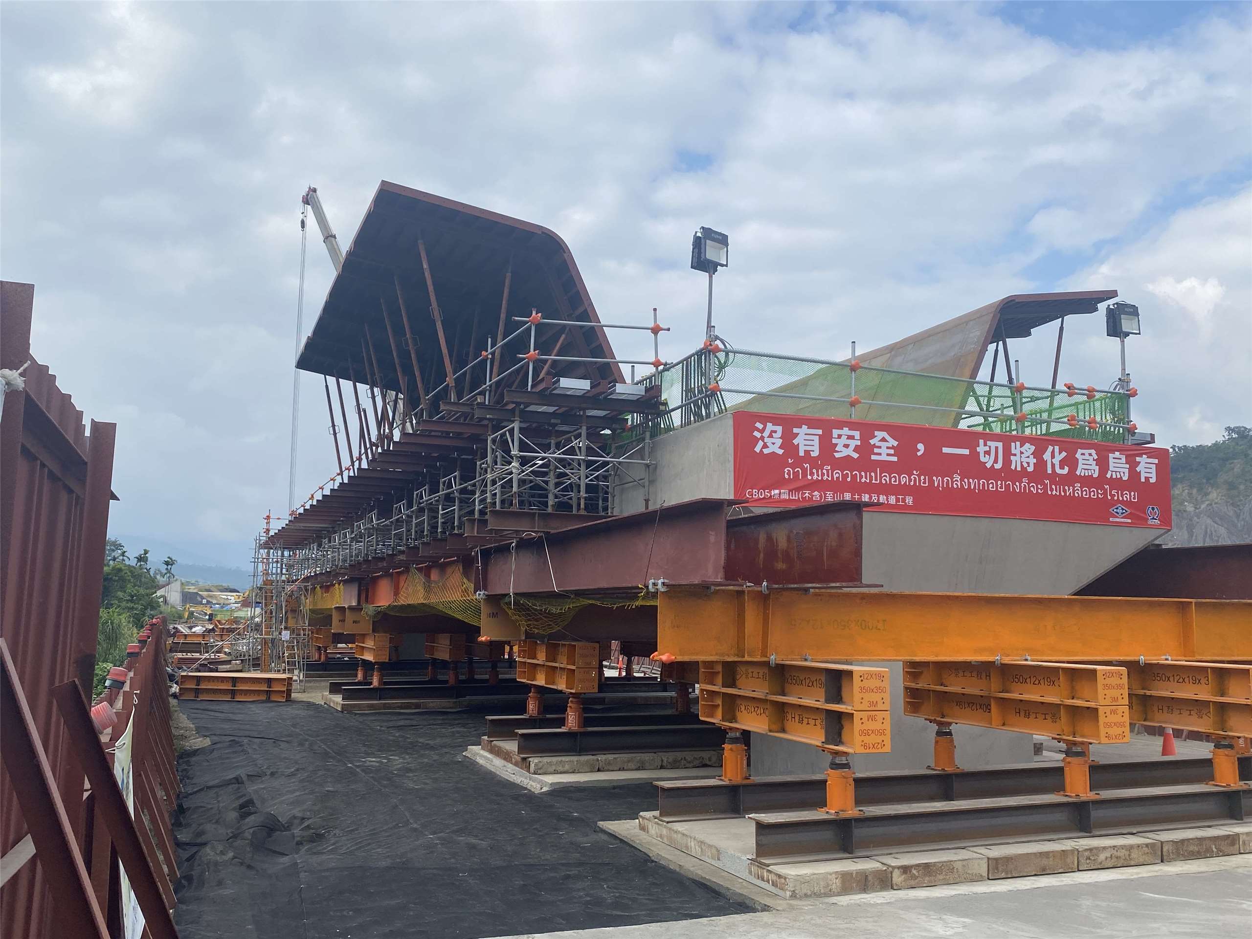 施工中的「山里高架橋」位於去年底才公告的利吉斷層上，鐵道局隨即透過3道防落橋機制，將橋梁的帽梁加大、加固到可抗6級震度的強度。(吳琍君 攝)