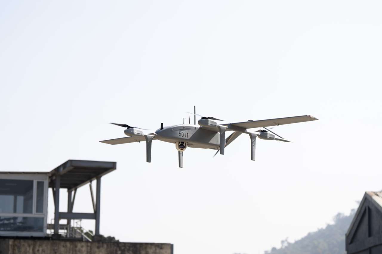 海軍海鋒大隊操作「陸上型監偵無人機」，進行遠海敵情蒐索。(楊仁翔 攝)