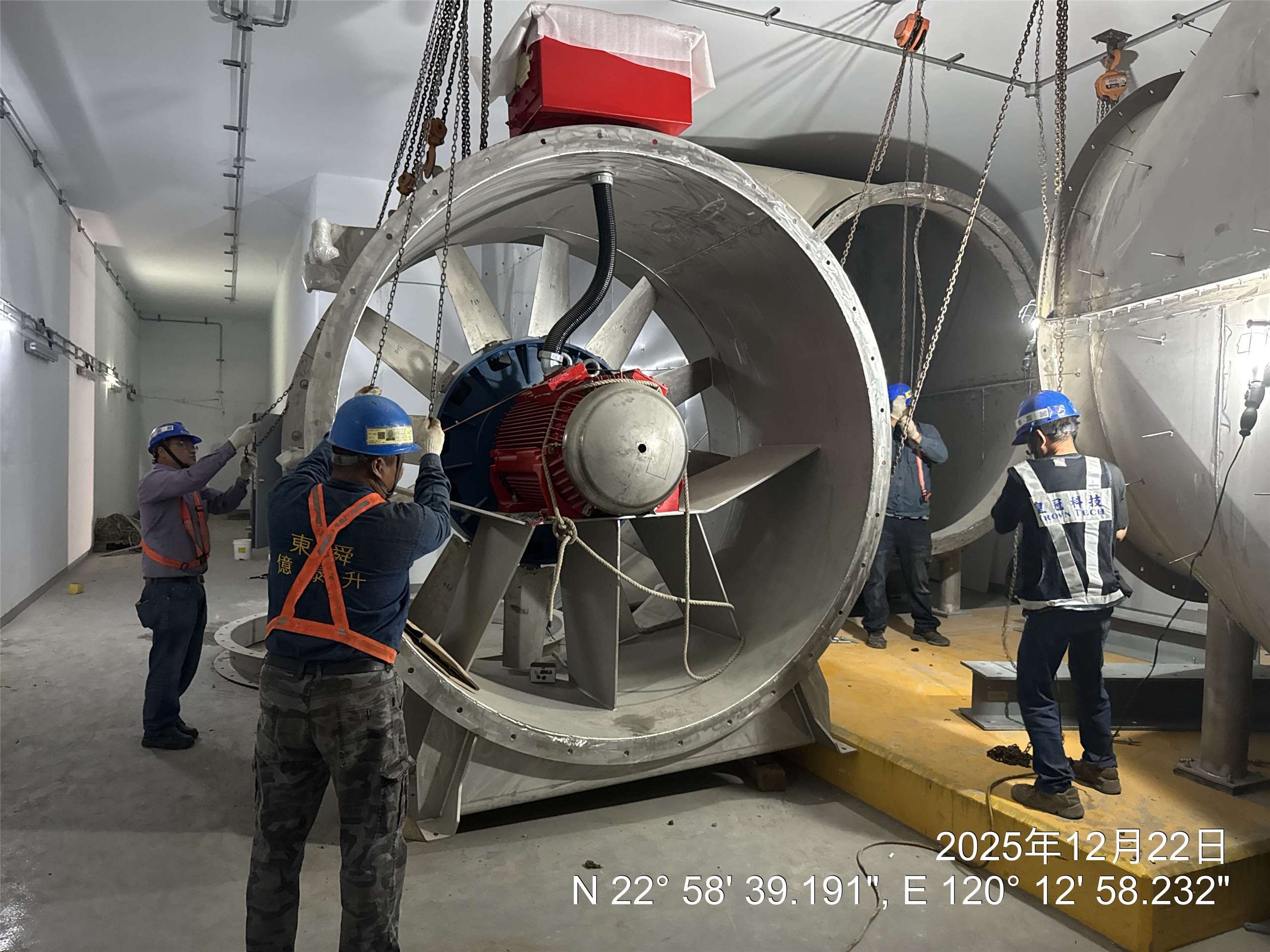 台南鐵路地下化隧道內攸關空品與安全的15台大型隧道風機已於去年底全數設置完成，即將於3月底展開測試。(鐵道局提供)