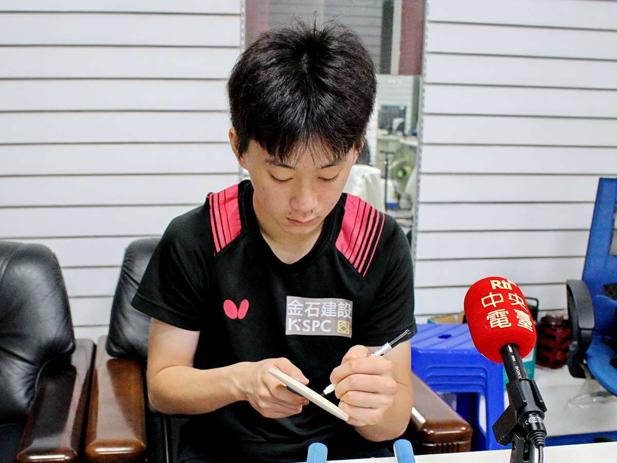 郭冠宏一開始模仿球館裡的阿伯右手持拍,但他其實從小是個左撇子 (央廣記者王照坤 攝)