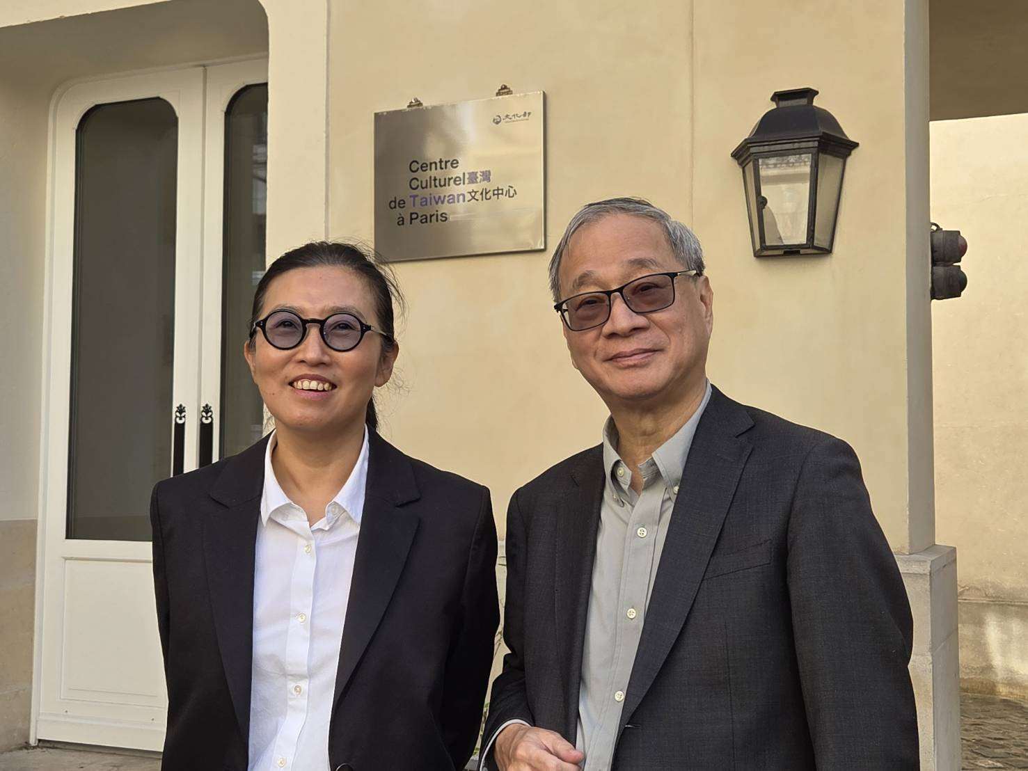 文化部長李遠(右)肯定巴文中心主任胡晴舫(左)多年的努力。(江昭倫 攝)