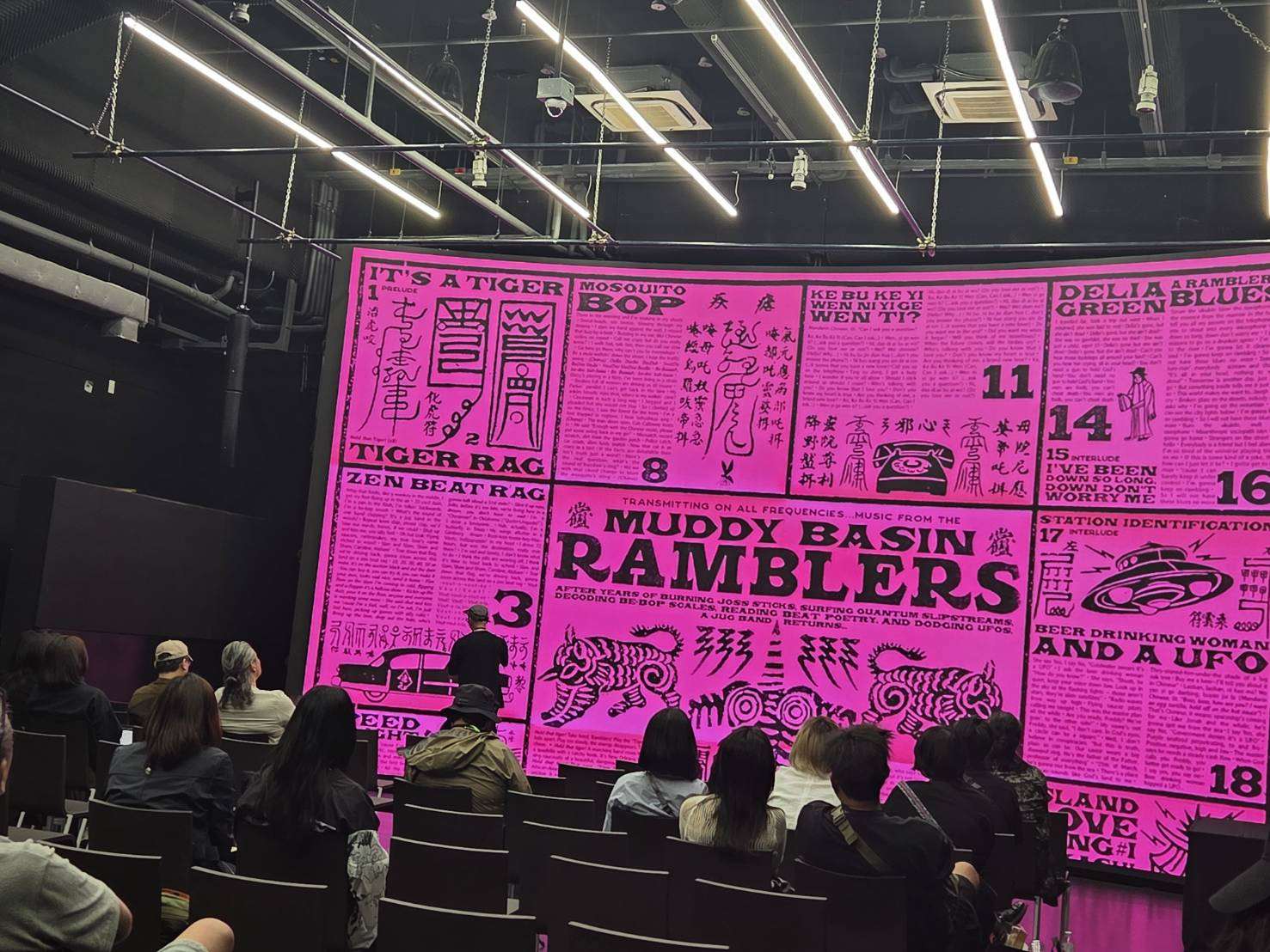 台灣洋蔥設計黃家賢在台泰曼谷交流會上，分享他們在設計唱片封面設計有趣想法與例子。(江昭倫 攝)