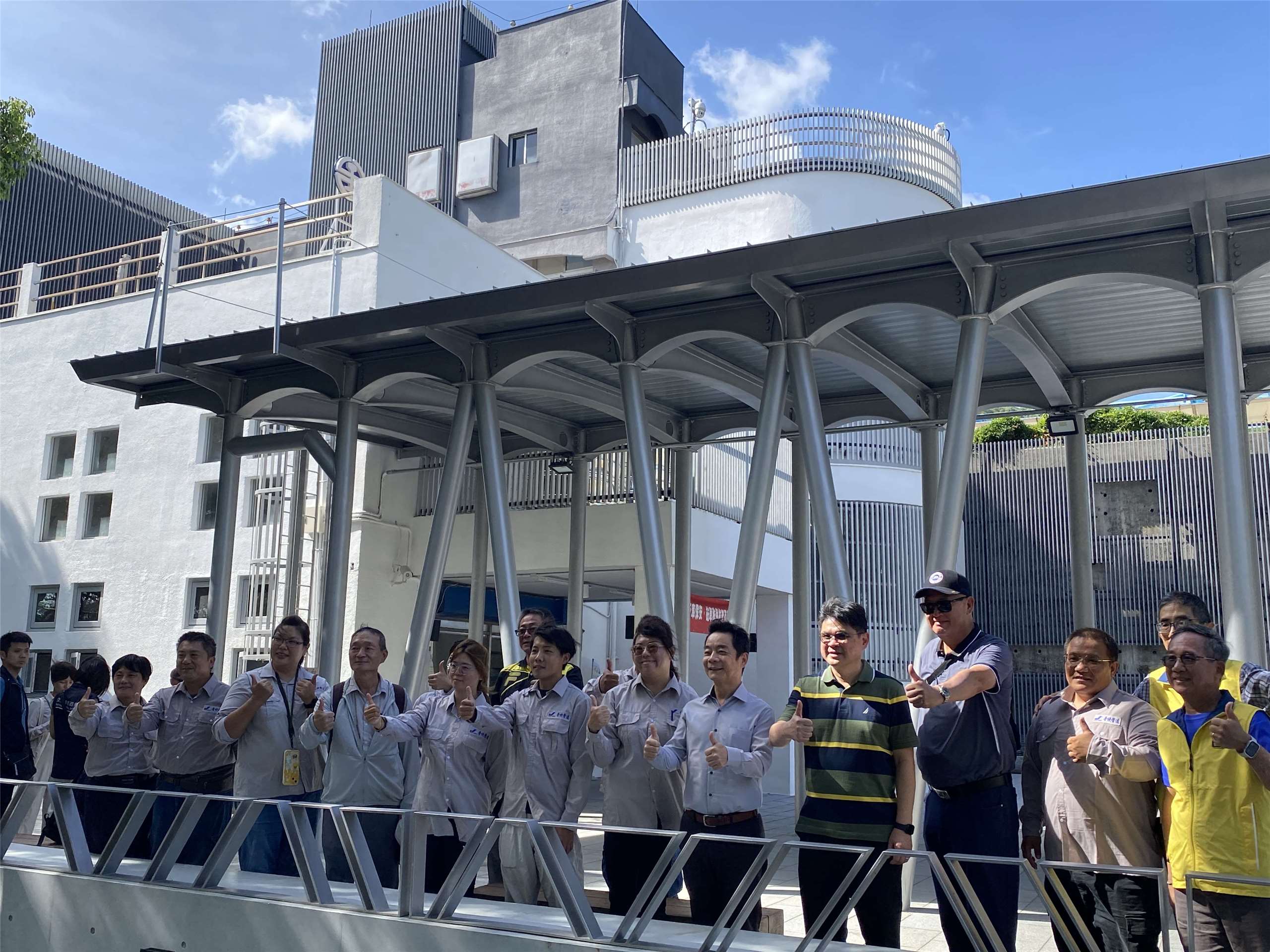 鐵道局長楊正君(右4)陪同交通部政次伍勝園(右5)視察即將收尾的大武車站改建工程，並與施工人員合影。(吳琍君 攝)