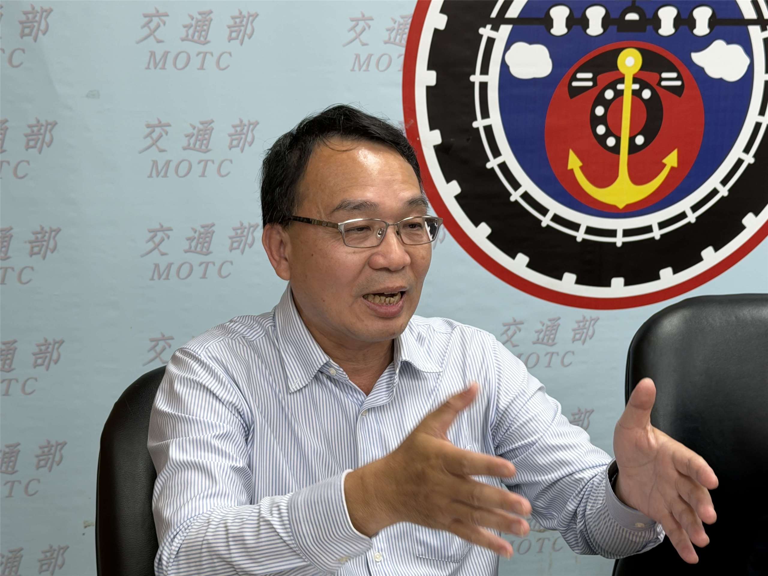 鐵道局南部工程分局副分局長王淳玄17日說明南鐵地下化最新進度。(吳琍君 攝)