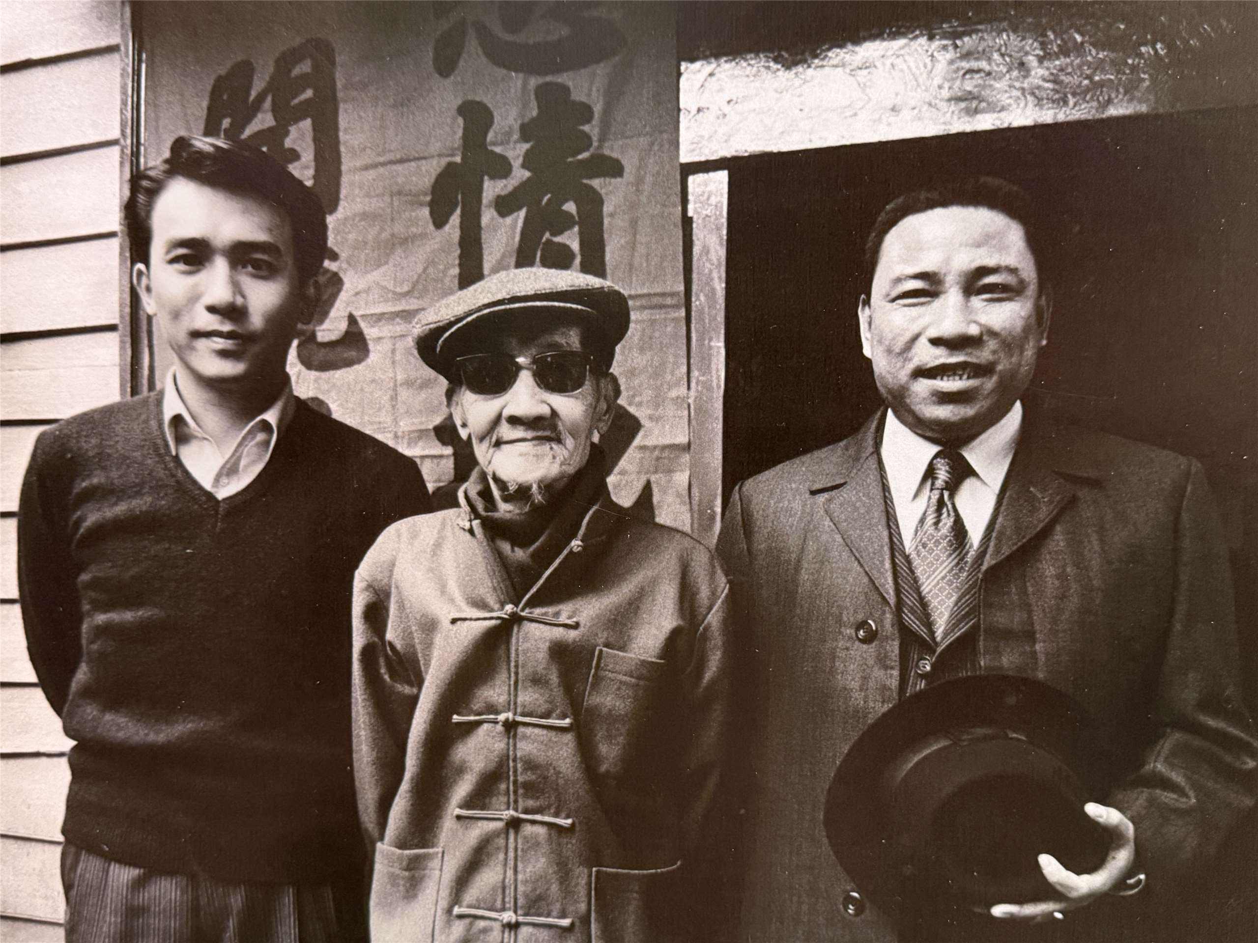 國寶李天祿(中)一生致力布袋戲推廣，晚年也參與電影演出，圖為《悲情城市》與陳松勇(右)及梁朝偉(左)合影。(亦宛然提供)