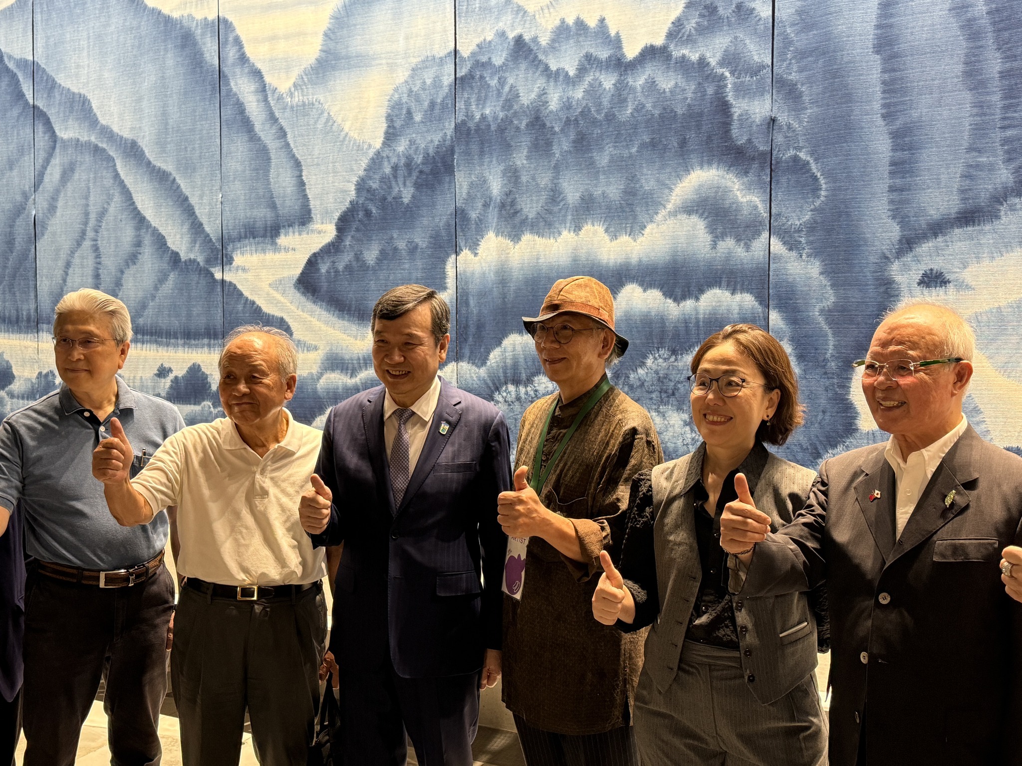 台灣駐日代表李逸洋（左三）與陳景林老師（右三）、王時思次長（右二）及總統府國策顧問陳天隆（右一）合影（鄭仲嵐攝）