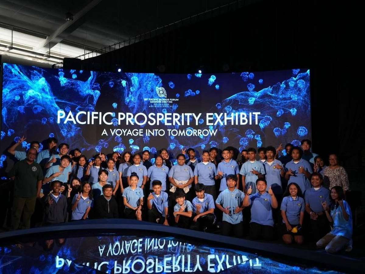 帛琉團國際青年大使向帛琉當地學生介紹「榮邦特展」主題 (外交部提供)