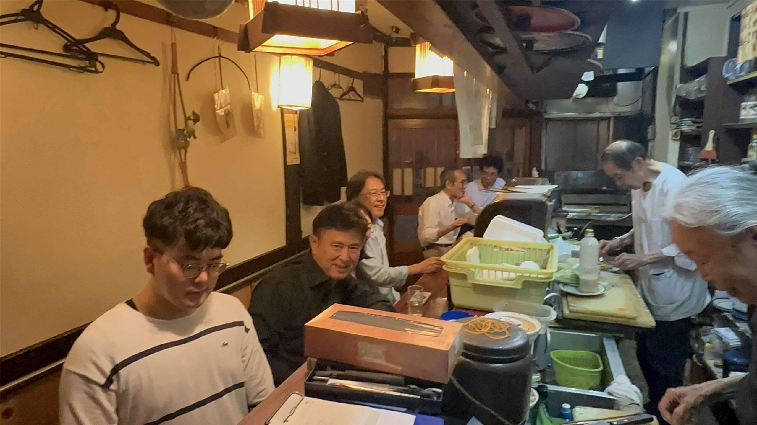 營業的最後一天，姊姊雪美(右一)與弟弟廣智(右二)仍是勤奮工作至最後。(鄭仲嵐攝)