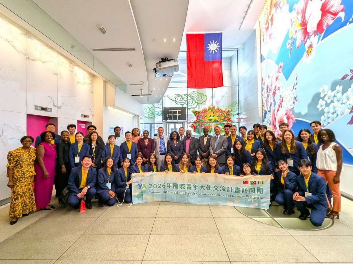 加勒比海團國際青年大使於我國駐紐約辦事處與聖文森及格瑞那丁副總理李考克、聖文森及格瑞那丁駐紐約總領事馬修斯、聖克里斯多福及尼維斯駐美國大使館一等祕書交流 (外交部提供)