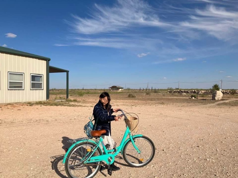 香港媽媽一家人和教會的弟兄姊妹住在美國德州的郊區農場一帶。(香港媽媽提供)