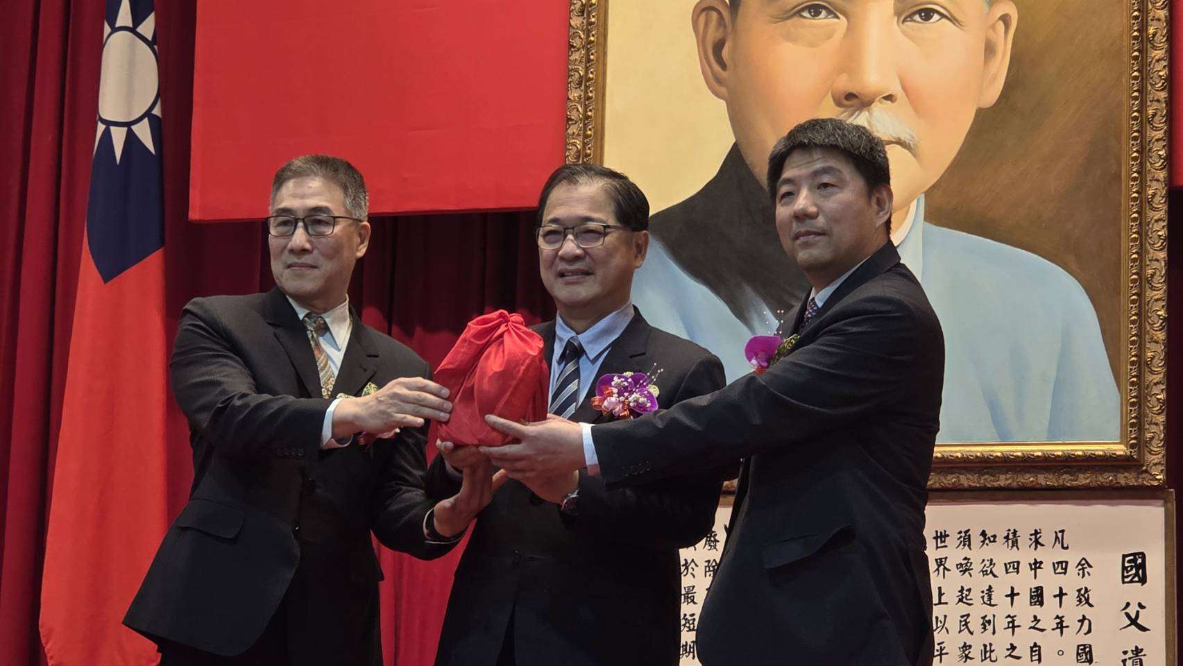 現任法務部法制司司長洪家原接掌台中地檢署檢察長。(劉玉秋 攝)