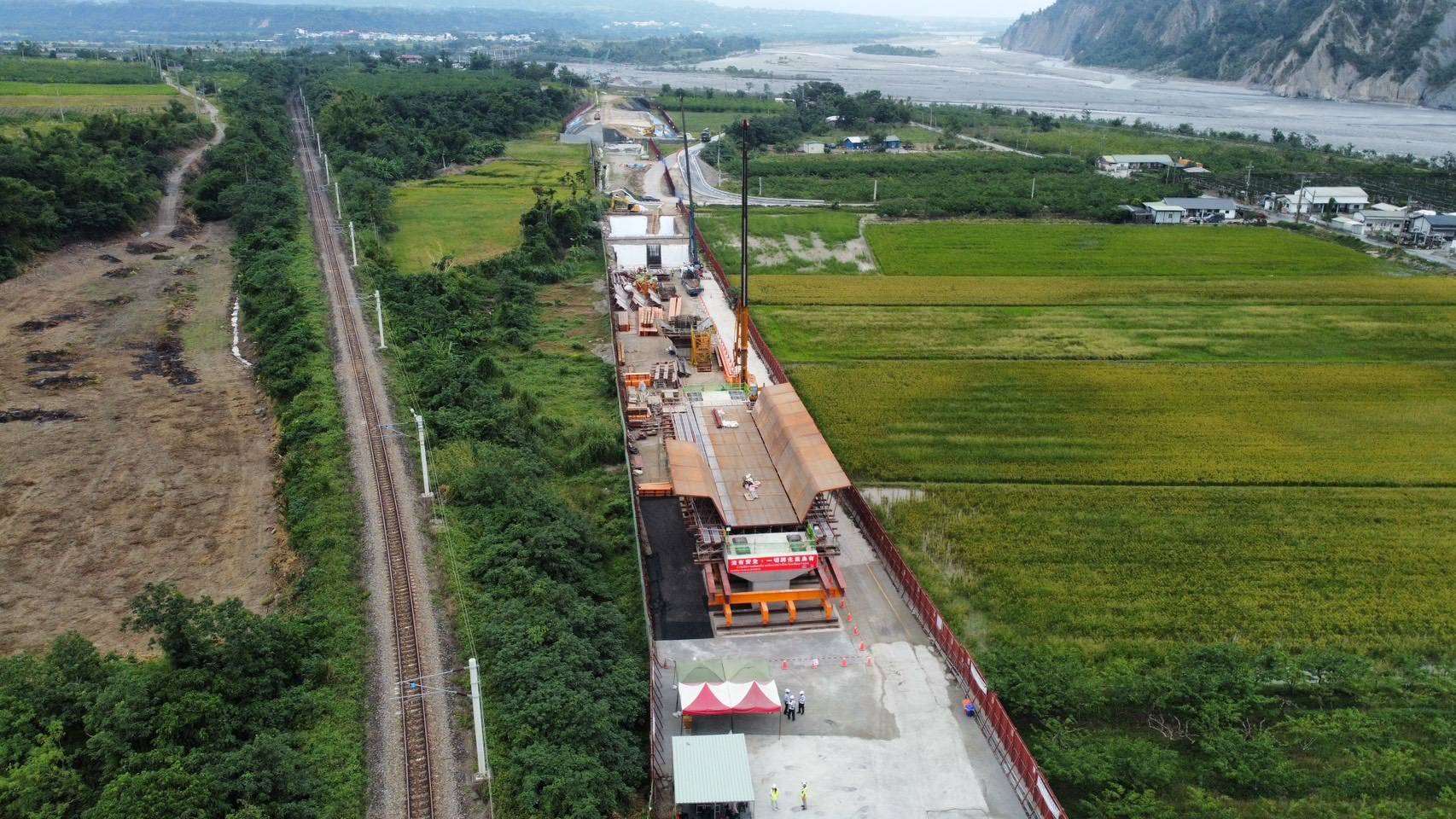 正在施工中的「山里高架橋」與運行中的台鐵山里段相鄰，但往外移了30-100公尺以上，如此一來，即使發生邊坡滑動，也不會影響到高架橋的行車安全。(鐵道局提供)