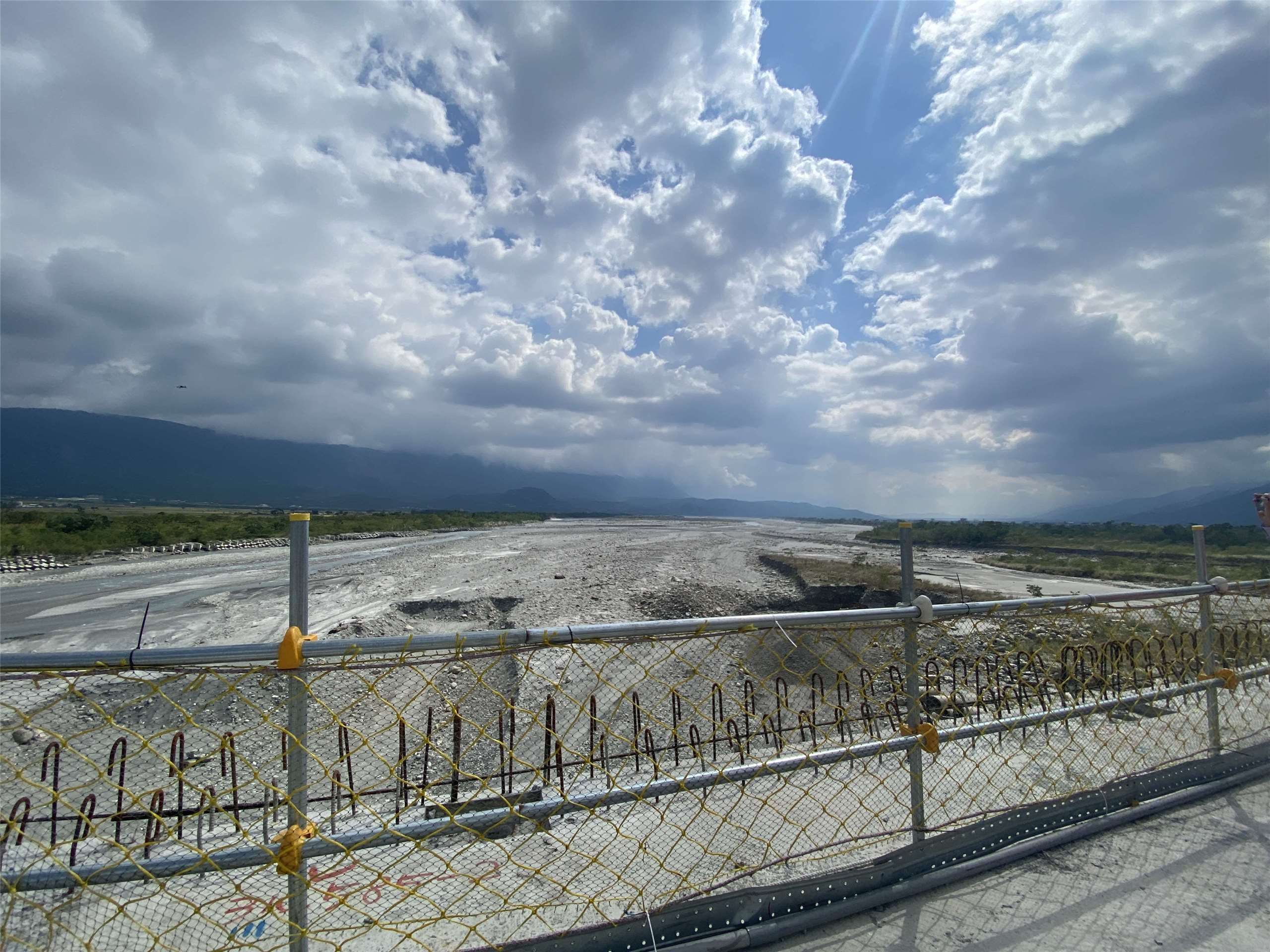 站在新池上大橋工區即可遠眺卑南溪與中央山脈的山雲變幻。(吳琍君 攝)