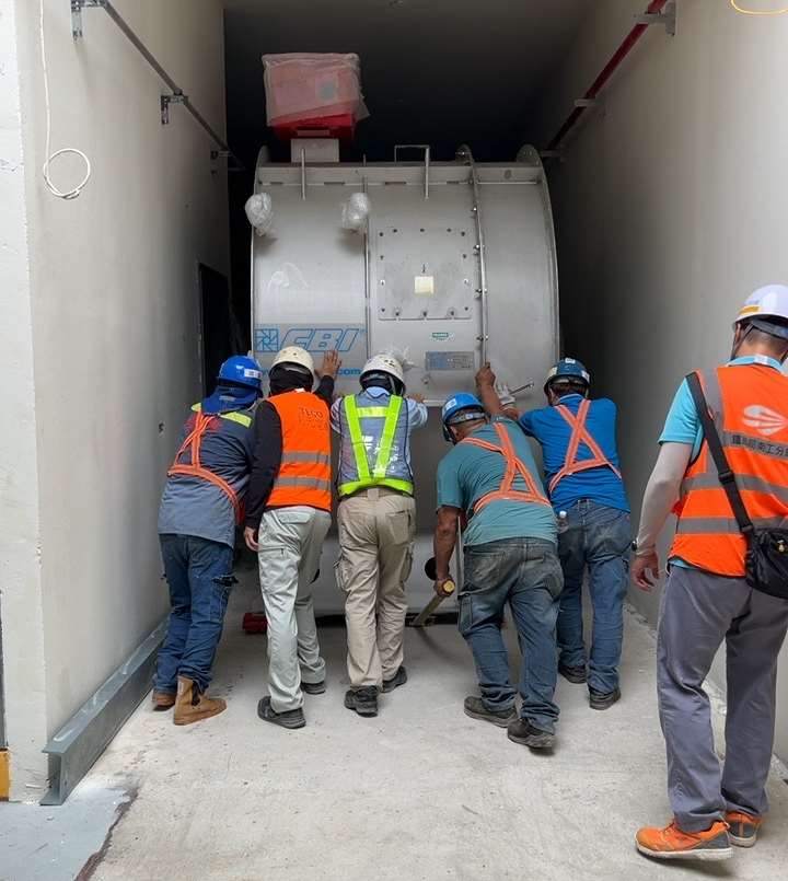 台南鐵路地下化隧道內攸關空品與安全的15台大型隧道風機已於去年底全數設置完成，即將於3月底展開測試。(鐵道局提供)