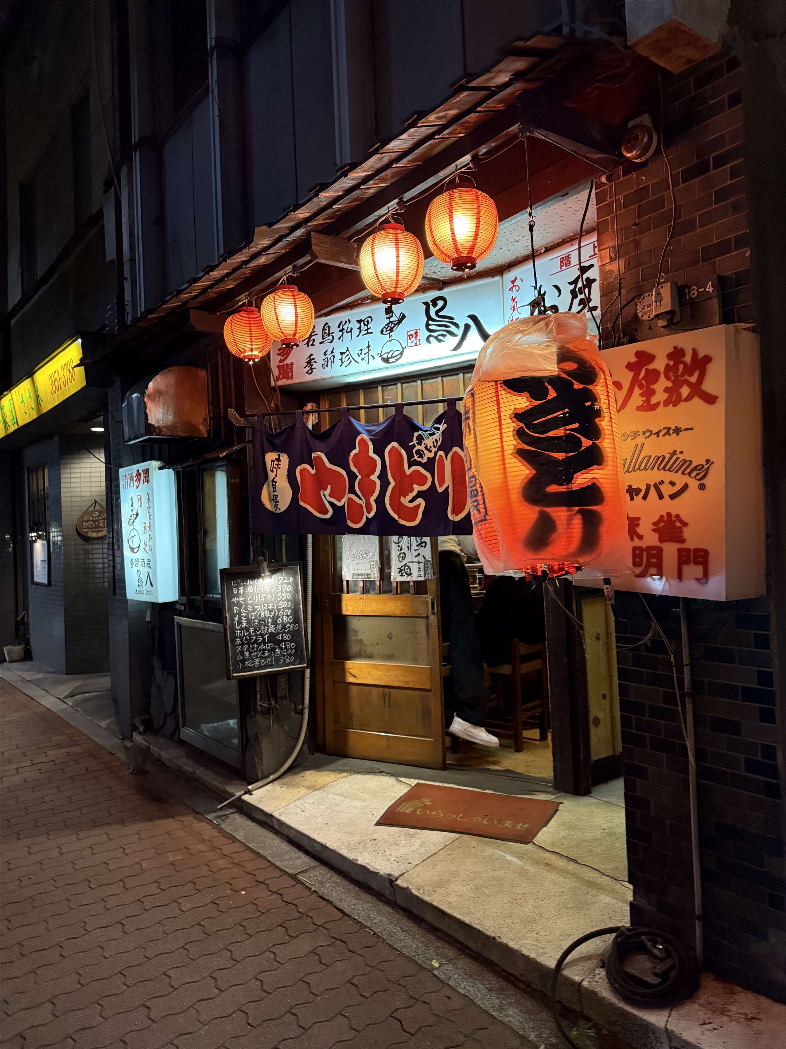 營業日的最後一天，鳥八也照例亮起傳統昭和風格的燈飾。(鄭仲嵐攝)