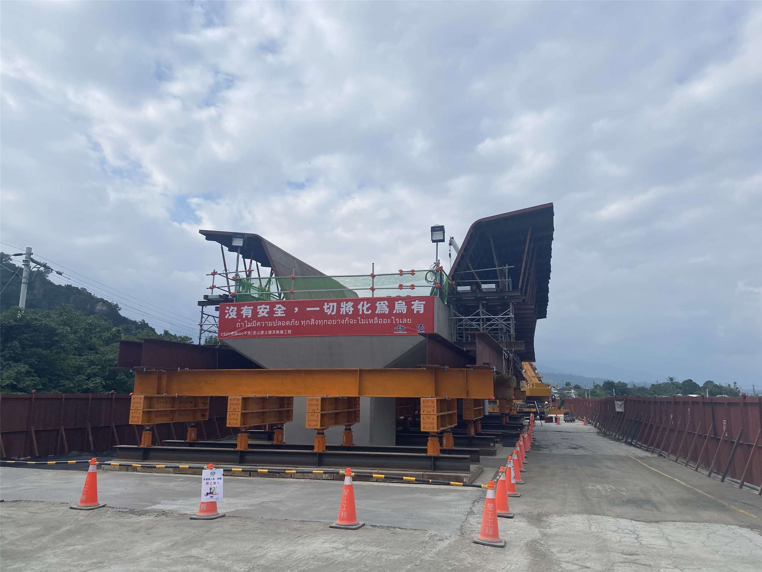 施工中的「山里高架橋」位於去年底才公告的利吉斷層上，鐵道局隨即透過3道防落橋機制，將橋梁的帽梁加大、加固到可抗6級震度的強度。(吳琍君 攝)