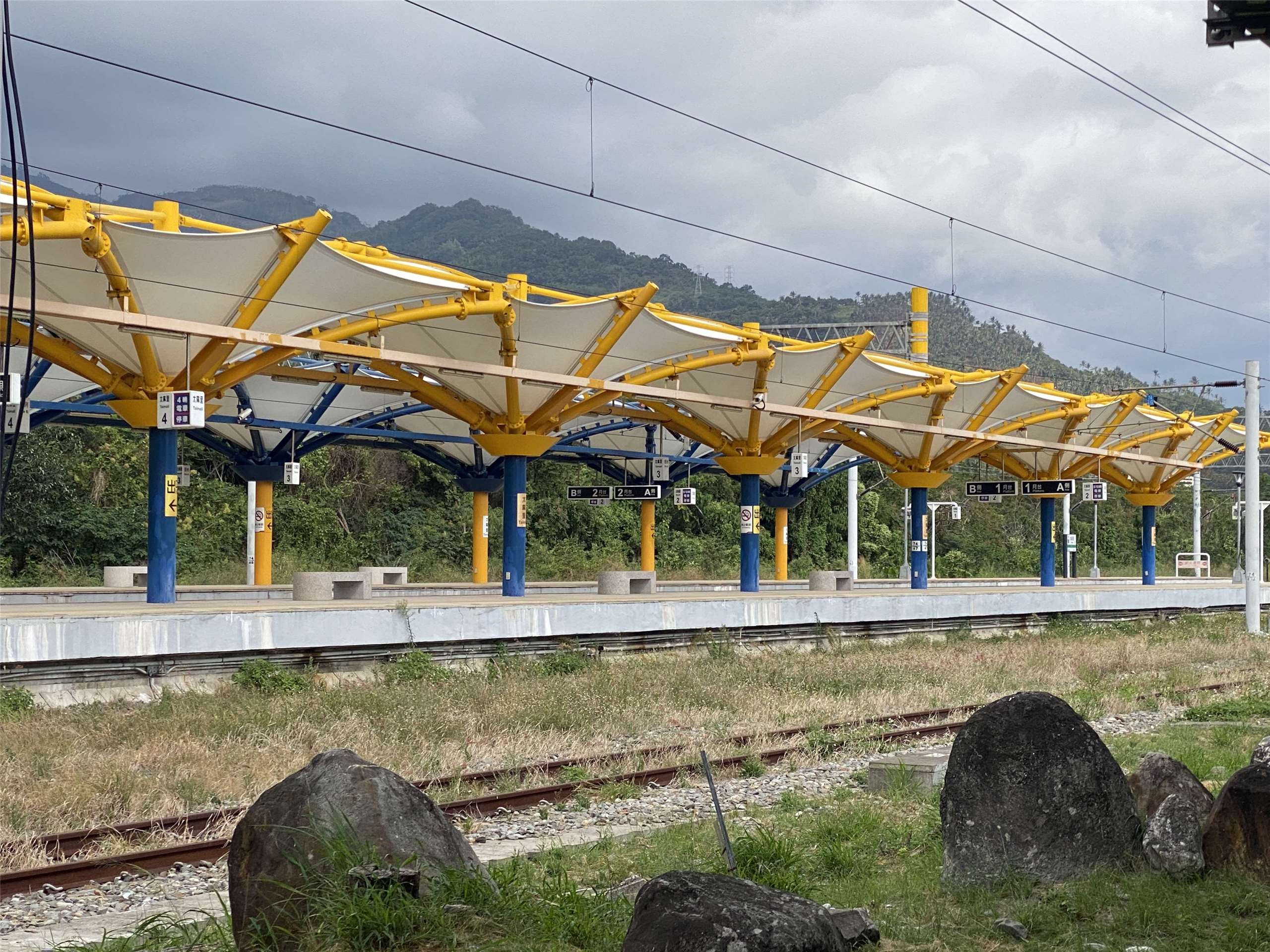 全新的太麻里車站結合當地盛產的金針花意象，將月台的遮雨棚設計成金針花造型，並呼應站前太平洋的海藍色調，讓這裡成了婚紗攝影取景的勝地。(吳琍君 攝)