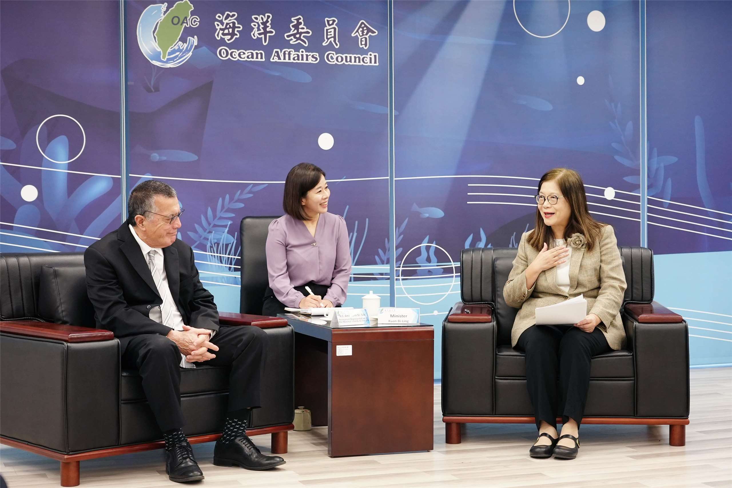 管主委與馬紹爾群島駐聯合國常代John M. Silk大使對談。