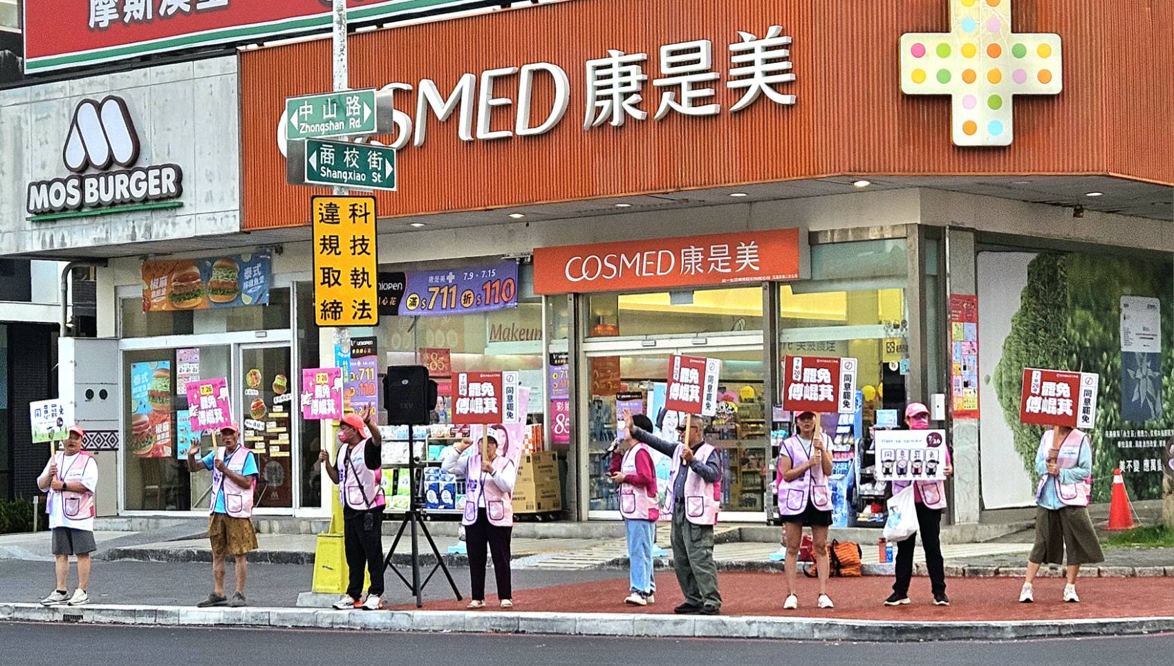 罷團志工在花蓮街頭爭取民眾支持。(歐陽夢萍 攝)