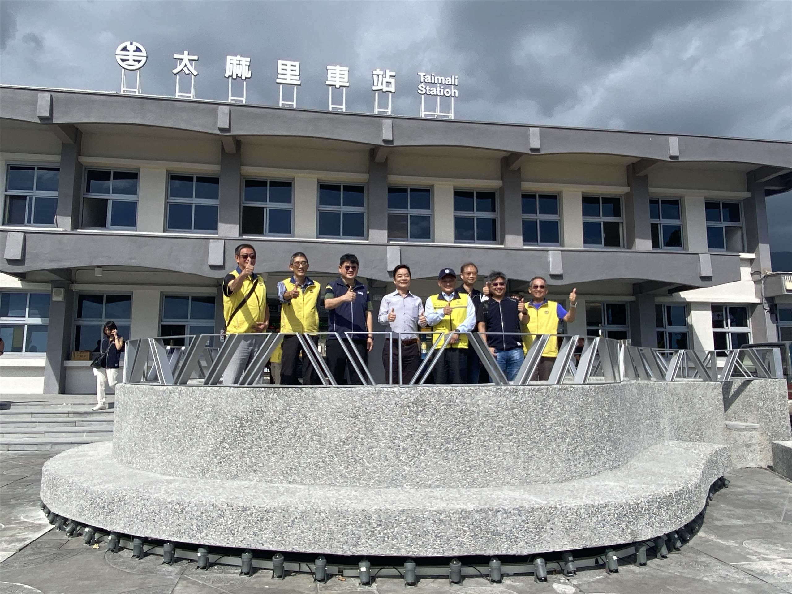 即將改建完成的太麻里站前廣場成了觀海和看日出的最佳據點。(吳琍君 攝)