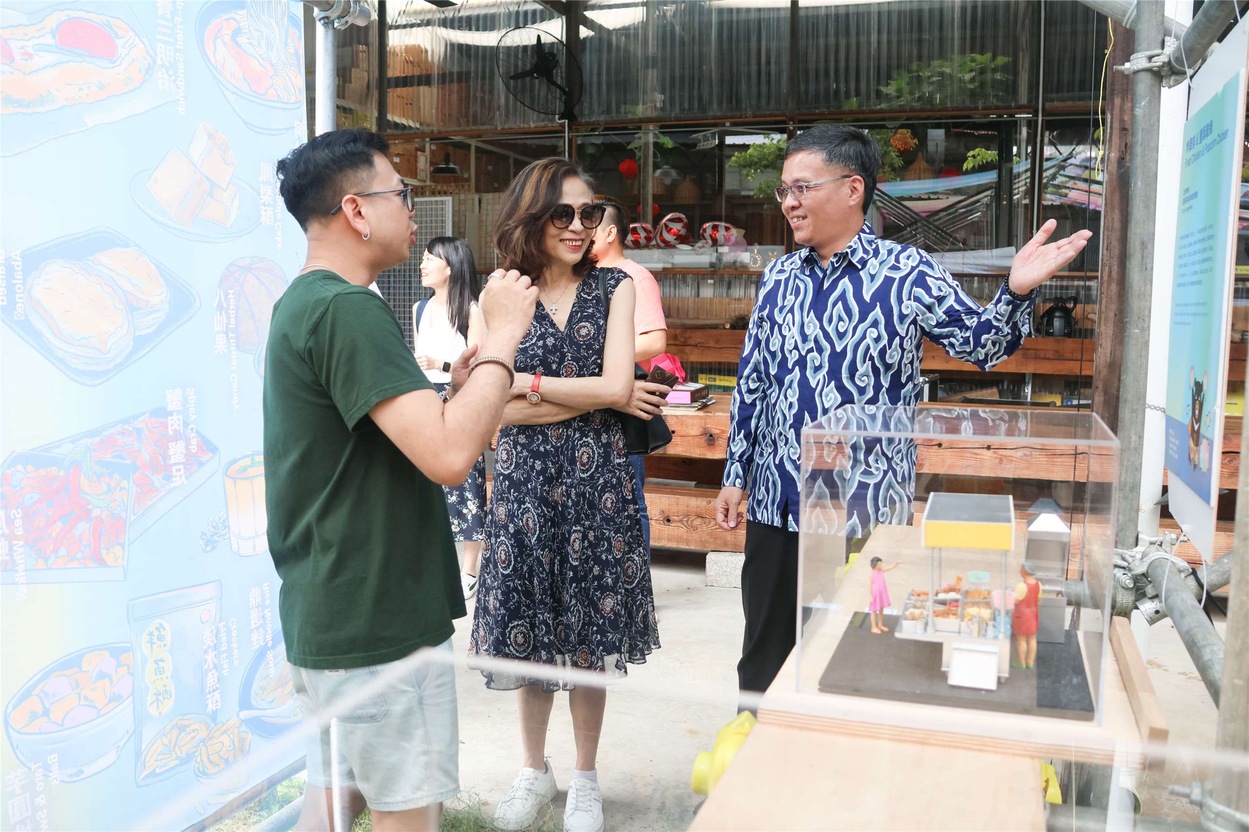 連玉蘋認為透過食物模型展現台灣美食文化，極具創意，未來若能進一步發展為具台灣代表性的紀念品。（張欣薇攝影）