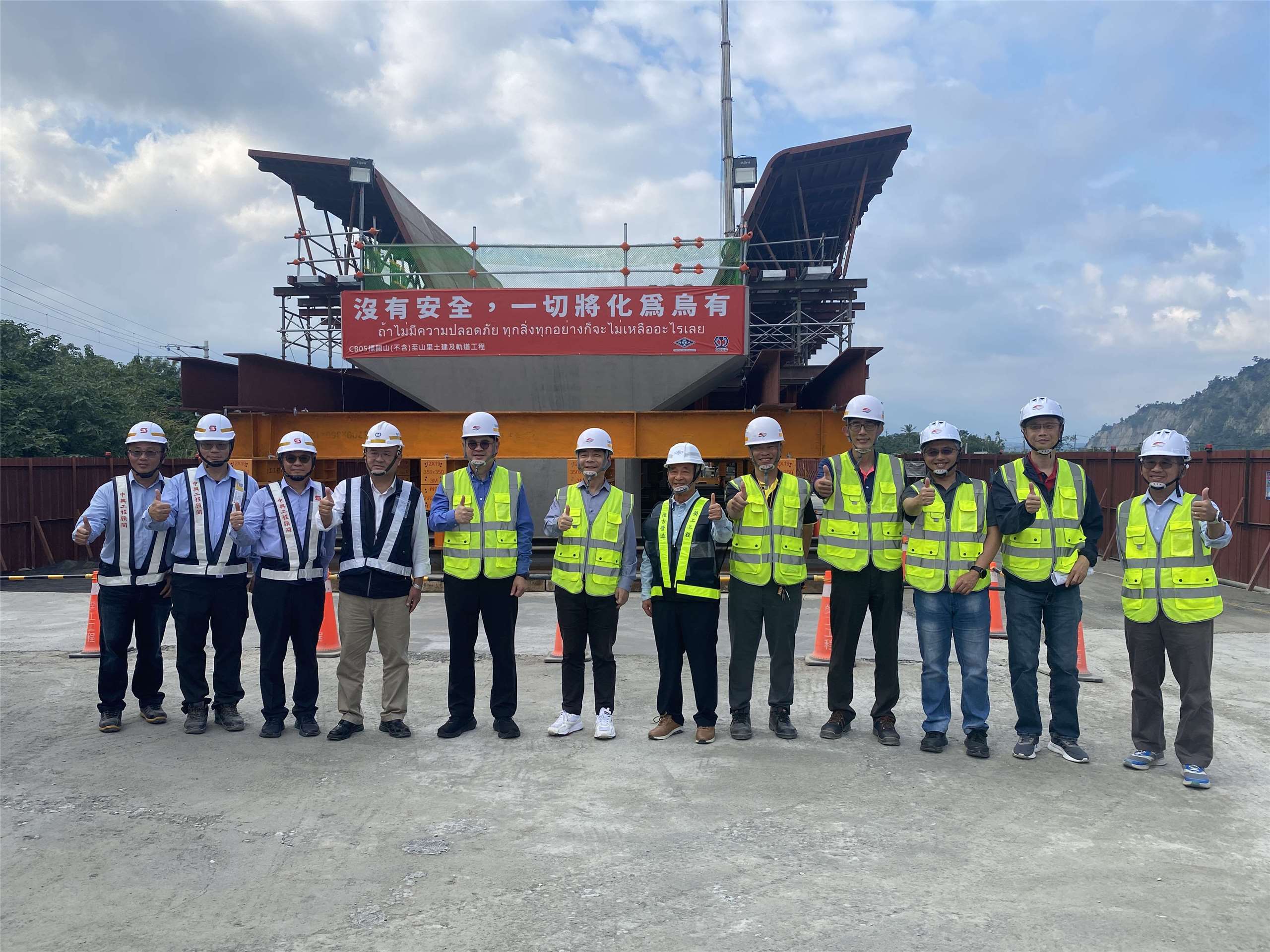 鐵道局長楊正君(左5)陪同交通部政次伍勝園(左6)視察施工中的「山里高架橋」時，與鐵道局東部工程分局長黃鳳岡(右4)領導的第一工務段同仁和施工廠商合影。(吳琍君 攝)