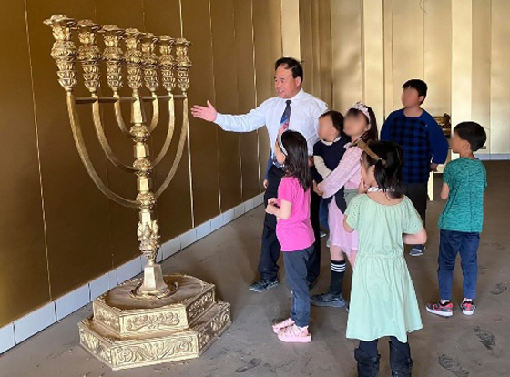 當地教會孩子一同參加導覽活動。(香港媽媽提供)