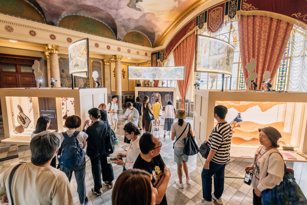 台灣團隊透過充滿巧色策展,打開百年古蹟大阪公會堂空間的使用性,就連日本人也驚艷。(文化部提供)