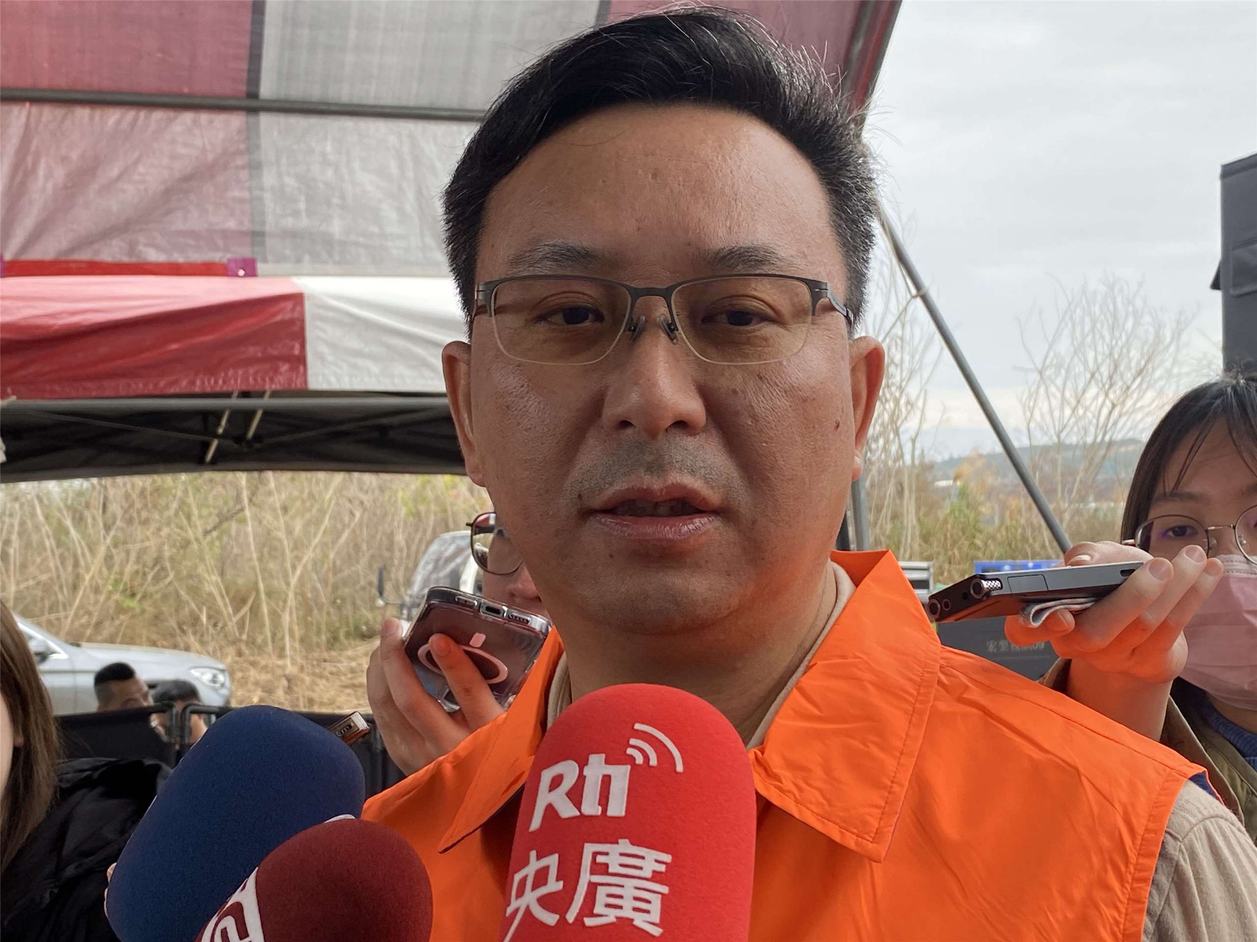 中區養護分局養護科長蔡宜宏受訪說明AI智慧橋檢車可大幅降低傳統人工橋檢的風險與成本。(吳琍君 攝)