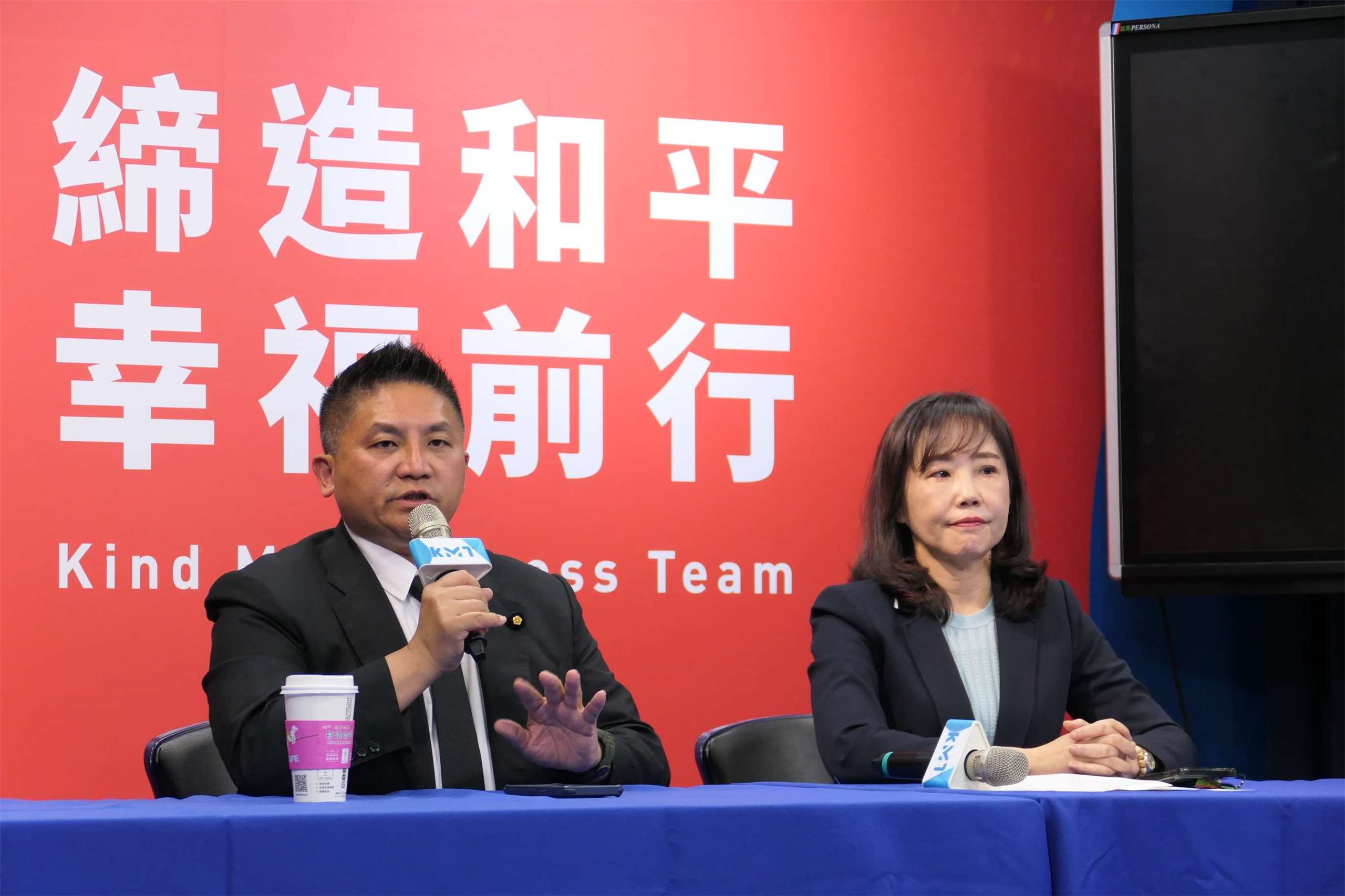 對於外界揣測將於今天(11日)晚間啟程訪美的台中市長盧秀燕，是在和國民黨主席鄭麗文互別苗頭，國民黨文傳會主委吳宗憲(左)表示，盧秀燕與鄭麗文溝通無礙，從來不存在互別苗頭的情況。國民黨文傳會副主委尹乃菁(右)也說，誠摯祝福盧秀燕此行圓滿順利。(趙婉淳 攝)